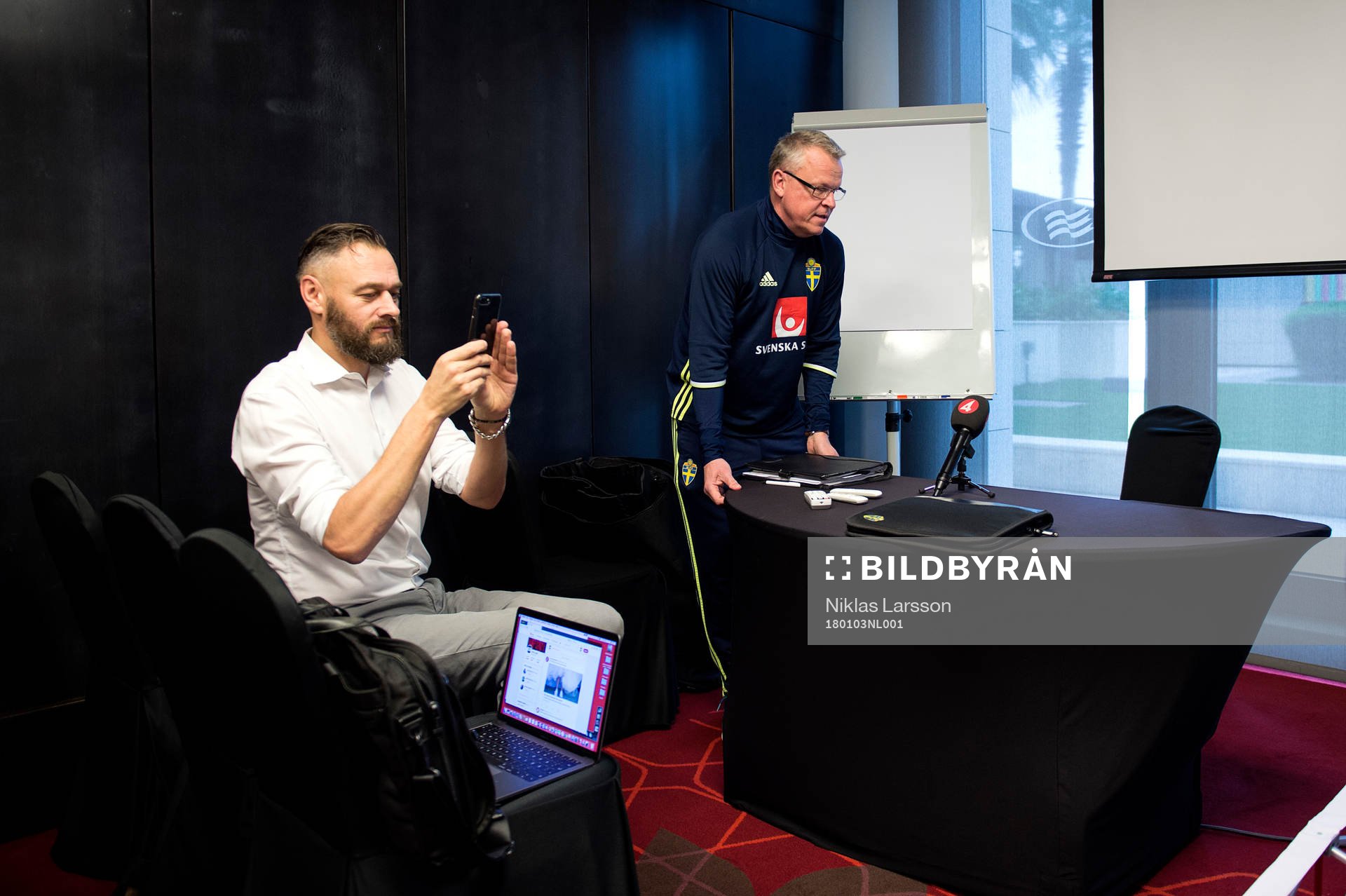 Sveriges förbundskapten Janne Andersson flyttar ett