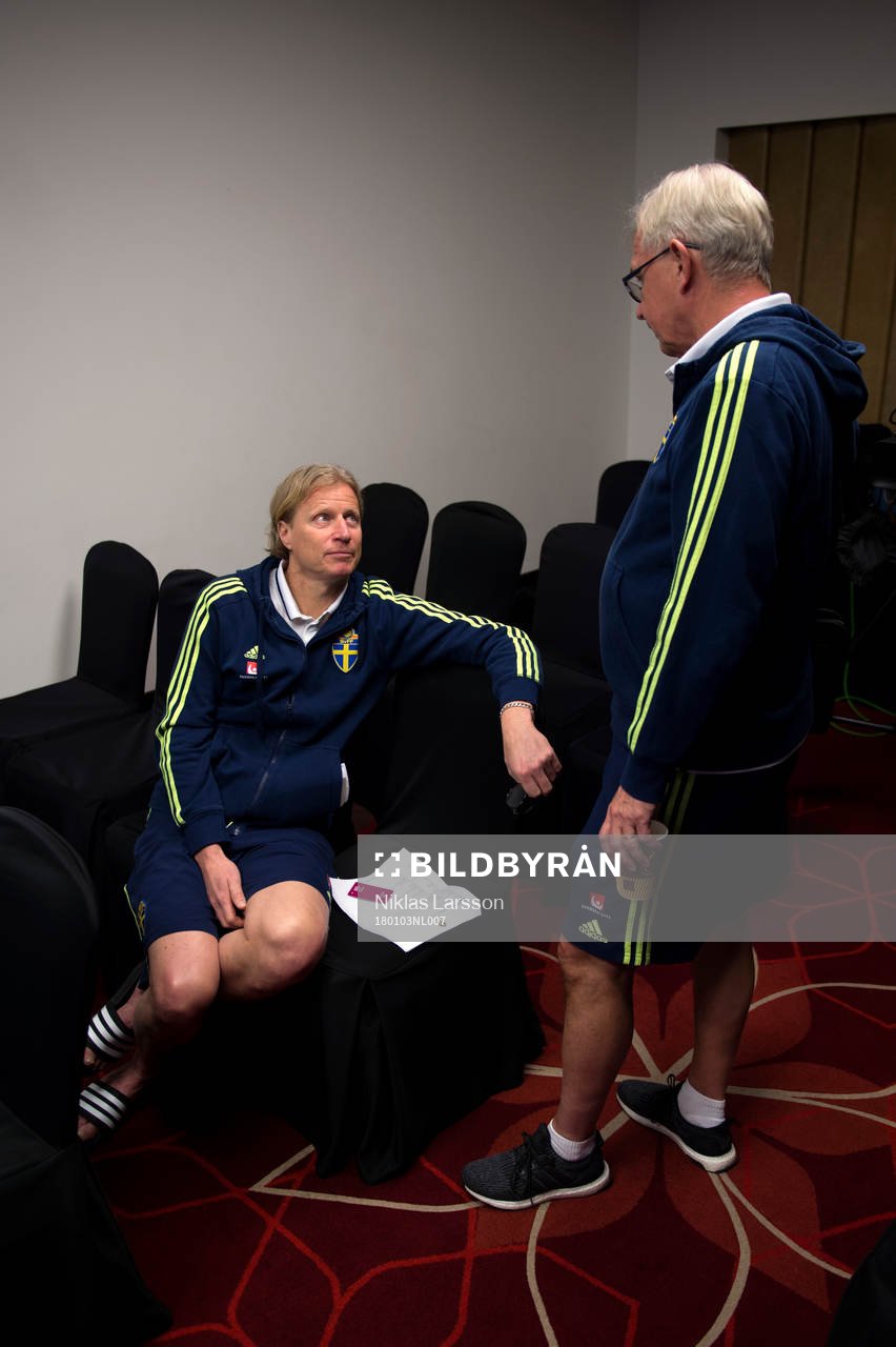 Sveriges nya landslagschef Stefan Pettersson samtalar med tidigare dito Lars Richt vid en presskonferens under det svenska fotbollslandslagets januariturné den 3 januari 2018 i Abu Dhabi.