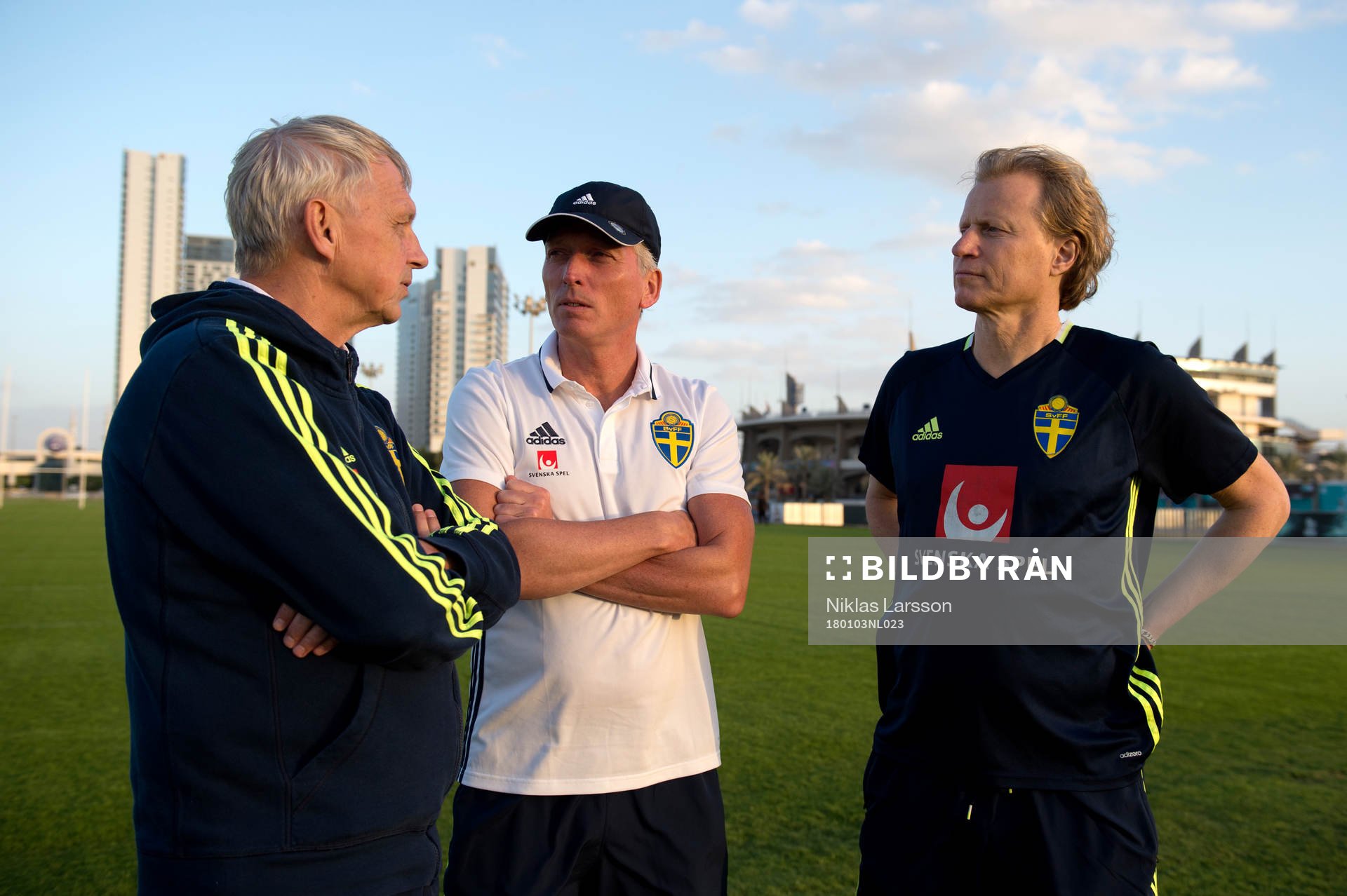 Sveriges avgående landslagschef Lars Richt samtalar med tillträdande chef Stefan Pettersson och Svenska fotbollsförbundets generalsekretare Håkan Sjöstrand under en träning på det svenska fotbollslandslagets januariturné den 3 januari 2018 i Abu Dhabi.