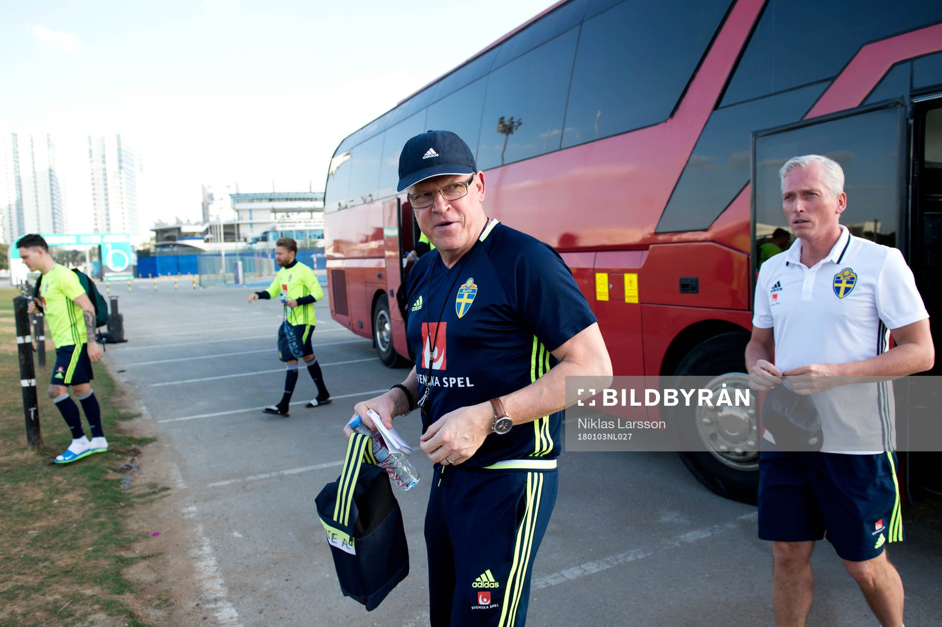 Sveriges förbundskapten Janne Andersson och Håkan Sjöstrand anländer till en träning på det svenska fotbollslandslagets januariturné den 3 januari 2018 i Abu Dhabi.