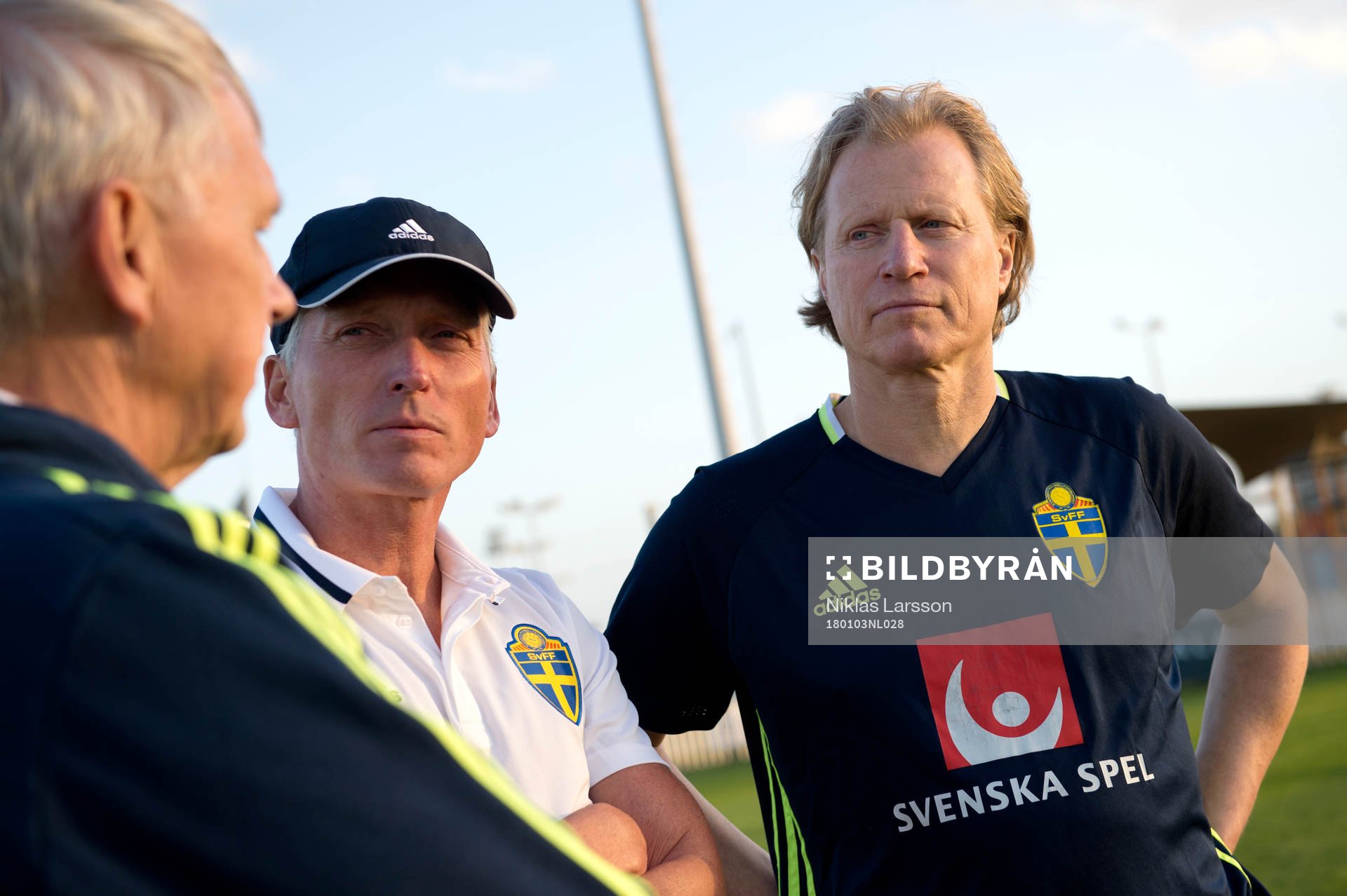 Sveriges avgående landslagschef Lars Richt samtalar med tillträdande chef Stefan Pettersson och Svenska fotbollsförbundets generalsekretare Håkan Sjöstrand under en träning på det svenska fotbollslandslagets januariturné den 3 januari 2018 i Abu Dhabi.
