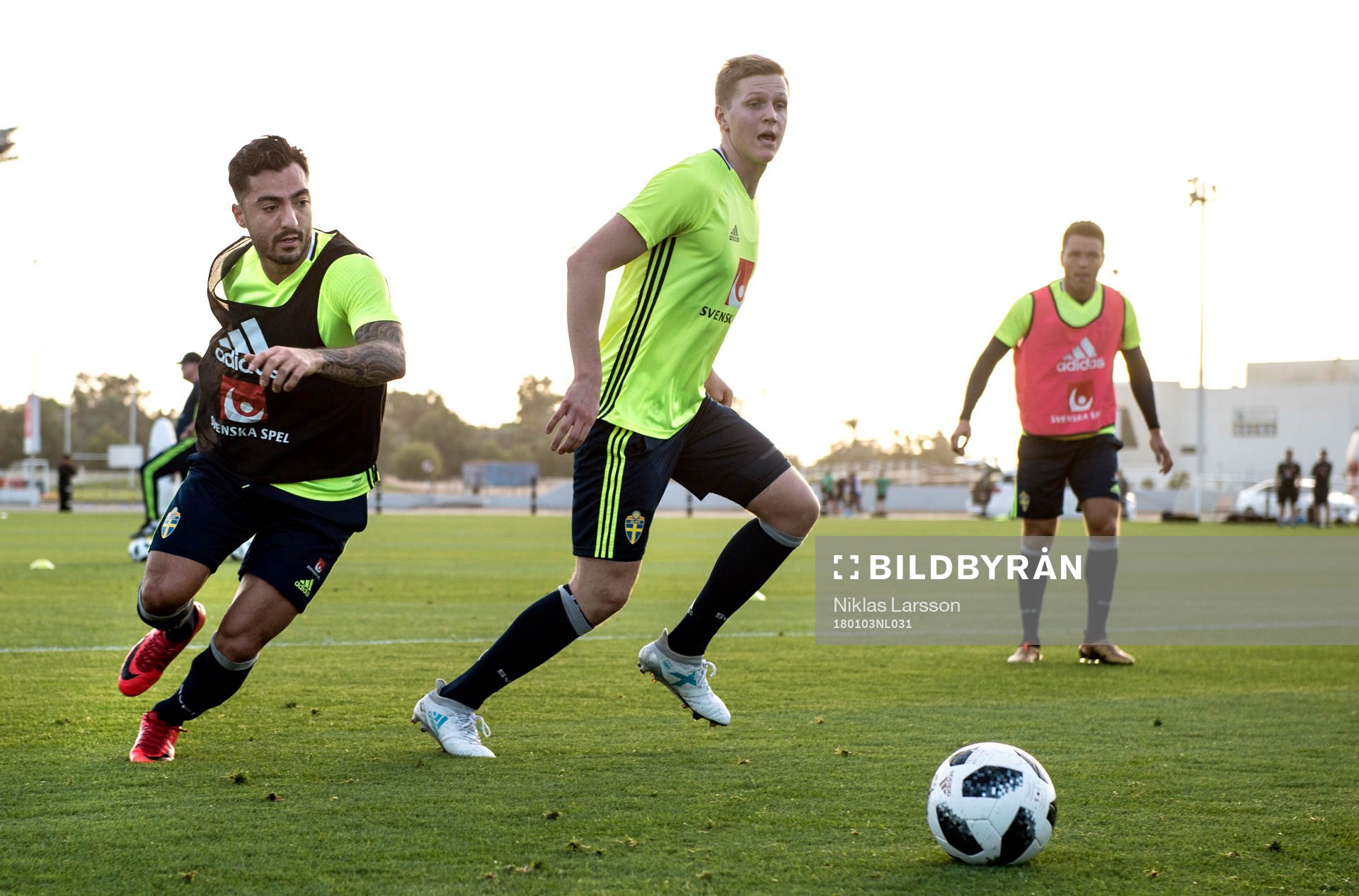 Sveriges Jiloan Hamad och Joakim Nilsson under en träning på det svenska fotbollslandslagets januariturné den 3 januari 2018 i Abu Dhabi.