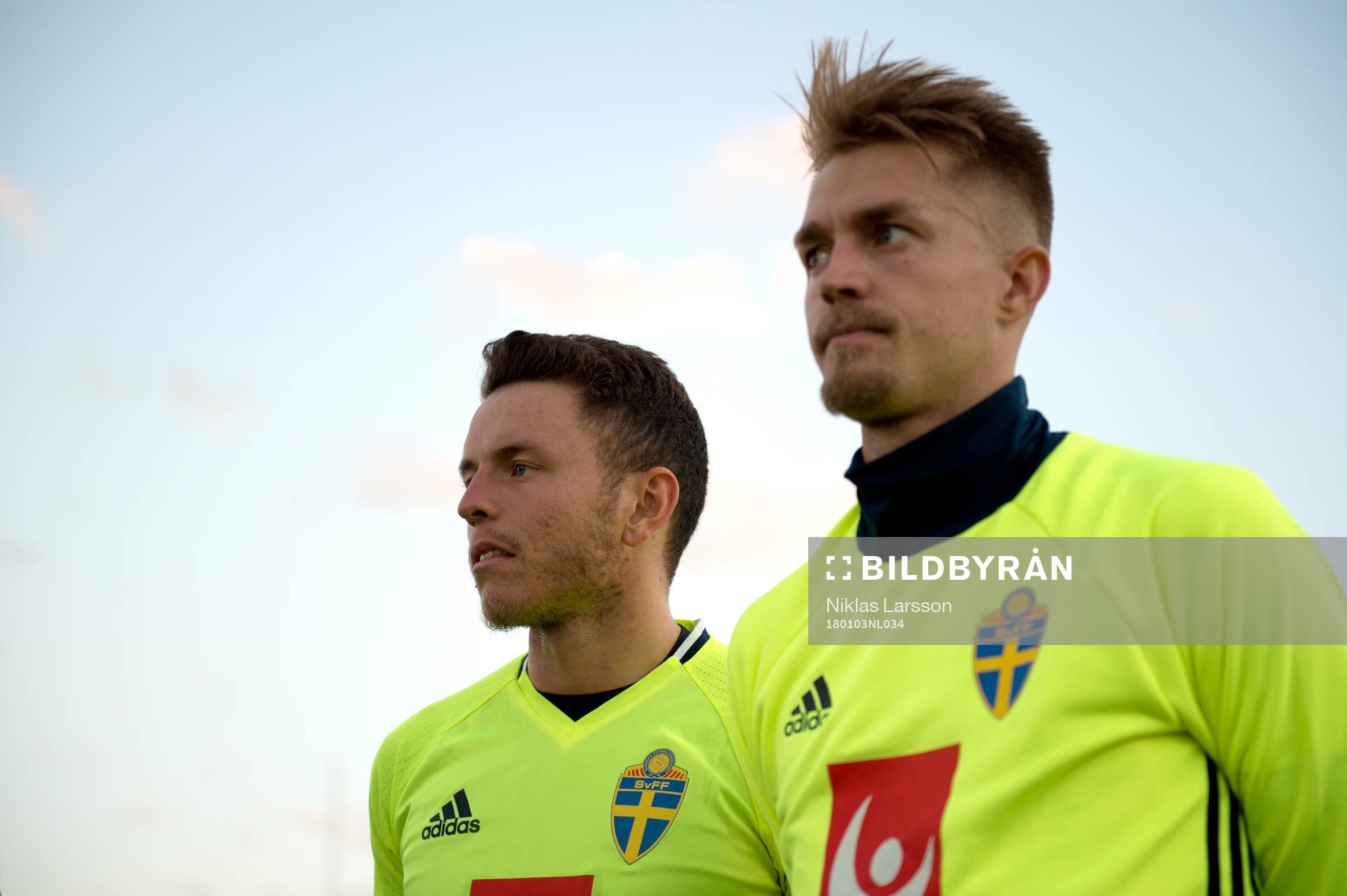 Sveriges Kerim Mrabti och Rasmus Lindkvist under en träning på det svenska fotbollslandslagets januariturné den 3 januari 2018 i Abu Dhabi.