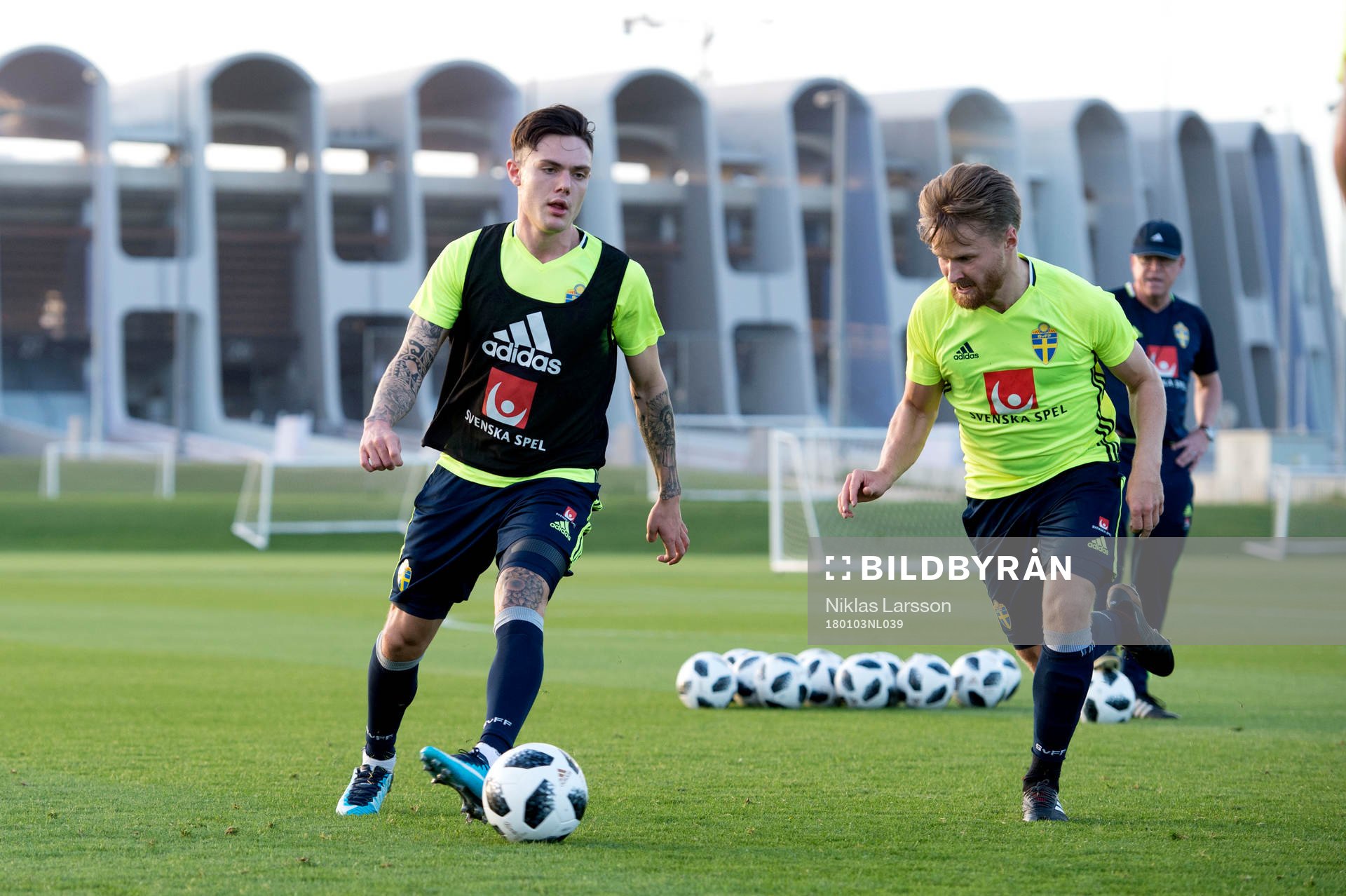 Sveriges Jacob Une Larsson och David Moberg Karlsson under en träning på det svenska fotbollslandslagets januariturné den 3 januari 2018 i Abu Dhabi.