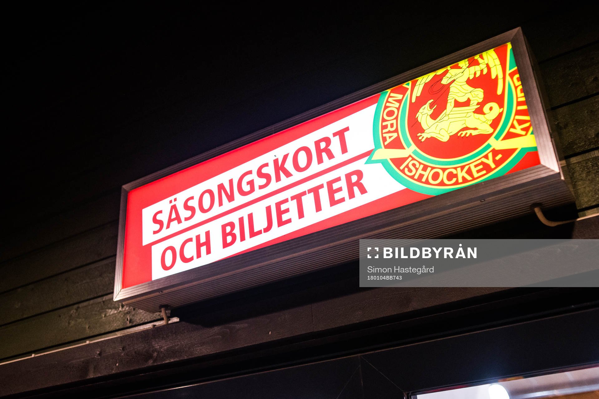 Skylt ovanför entrén för innehavare av säsongskort