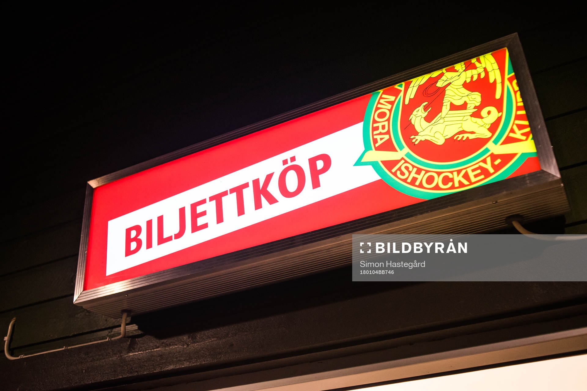 Skylt ovanför entrén före  ishockeymatchen i SHL mellan
