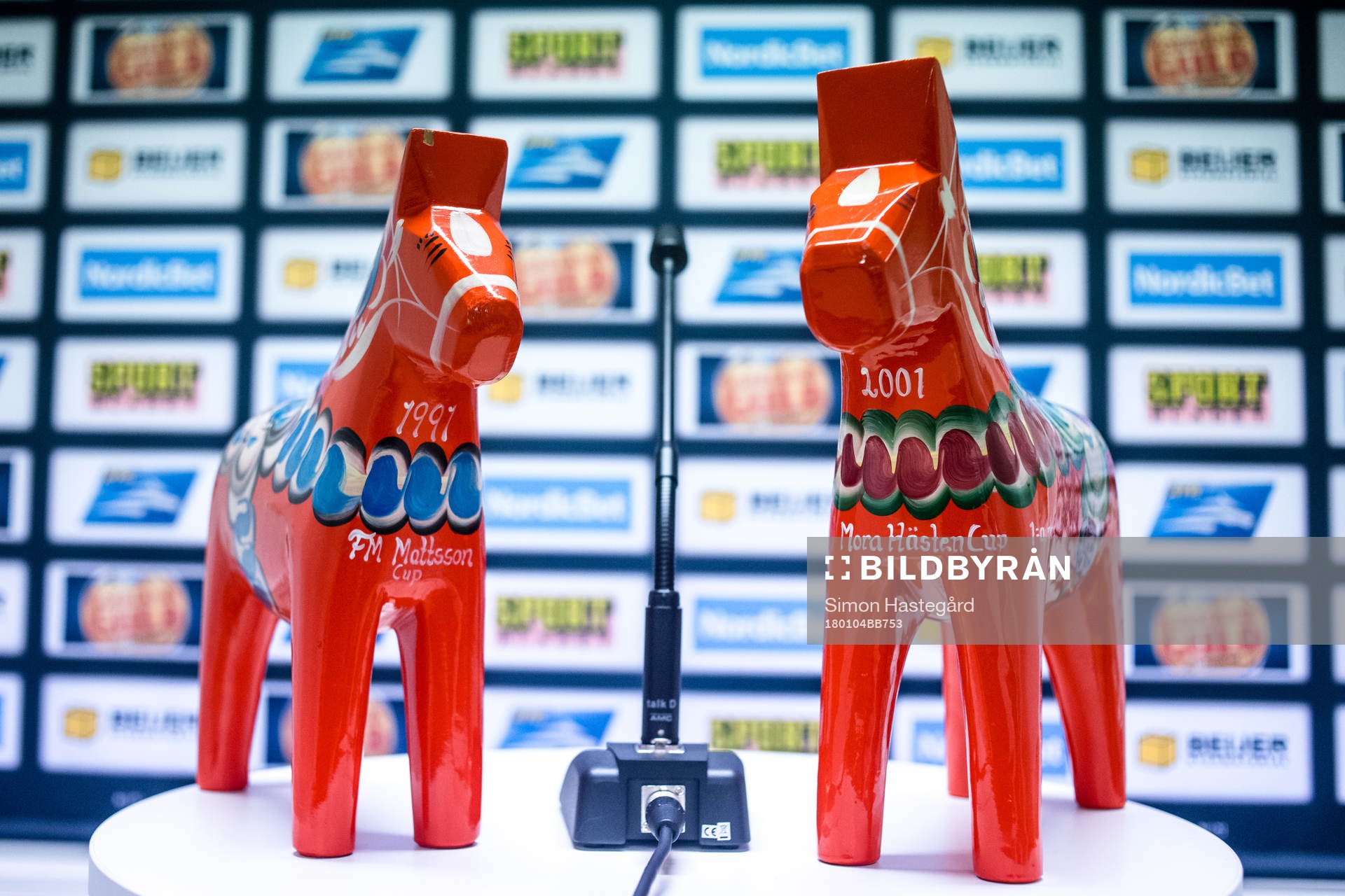 Två dalahästar i  pressrummet före ishockeymatchen i SHL