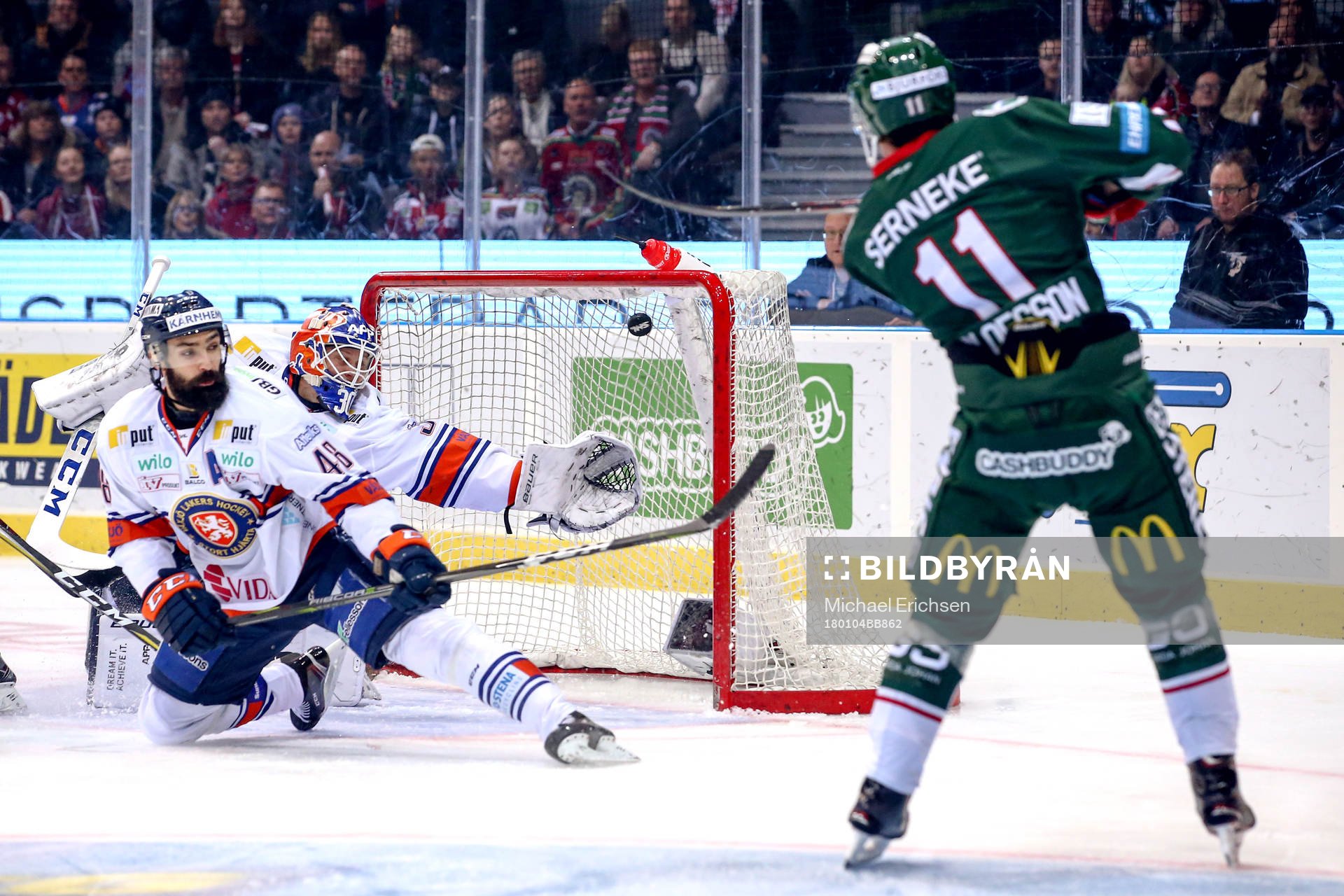 Frölundas Victor Olofsson gör 1-0 bakom Växjös målvakt
