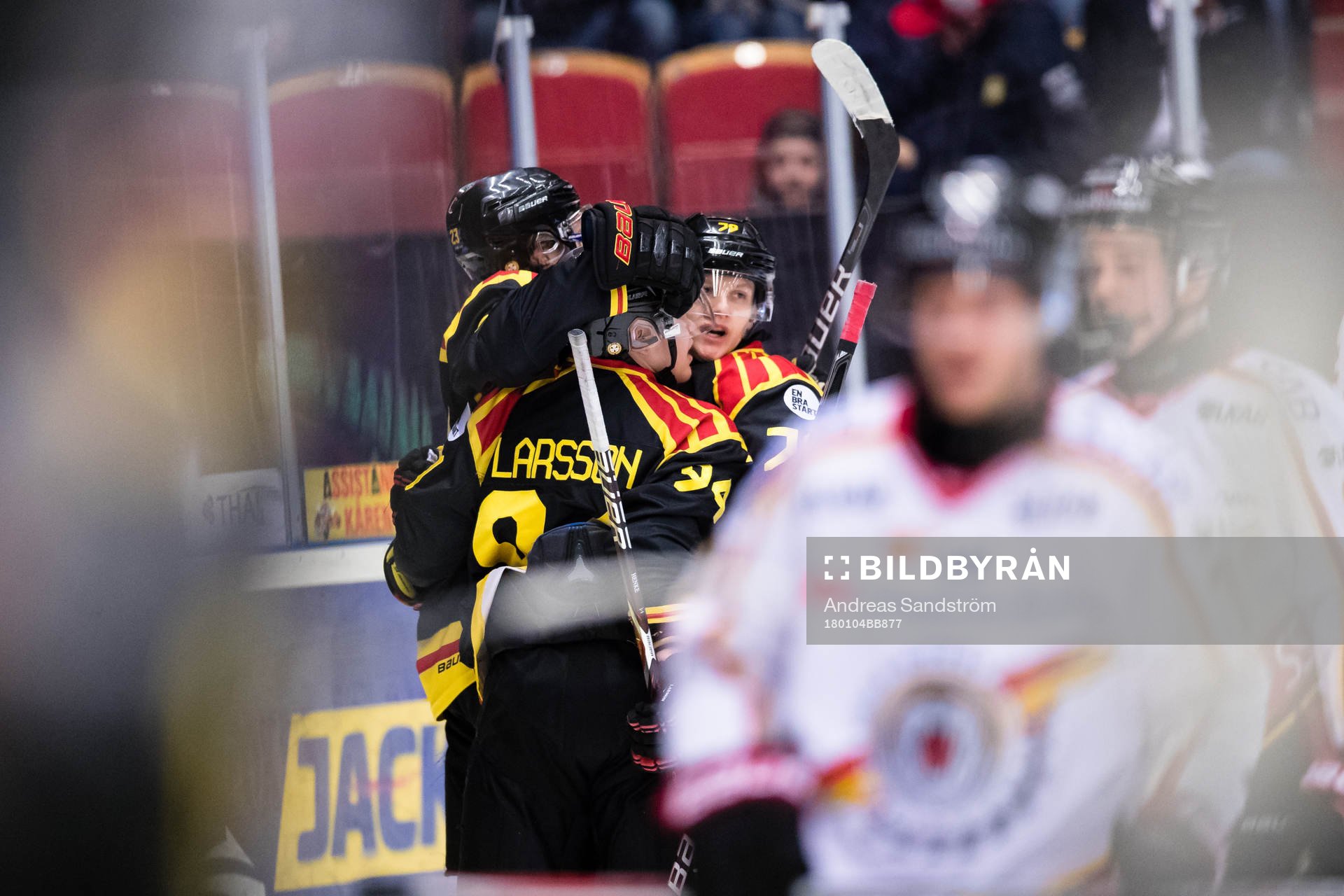 Brynäs Lucas Carlsson gör 1-0 och gratuleras av