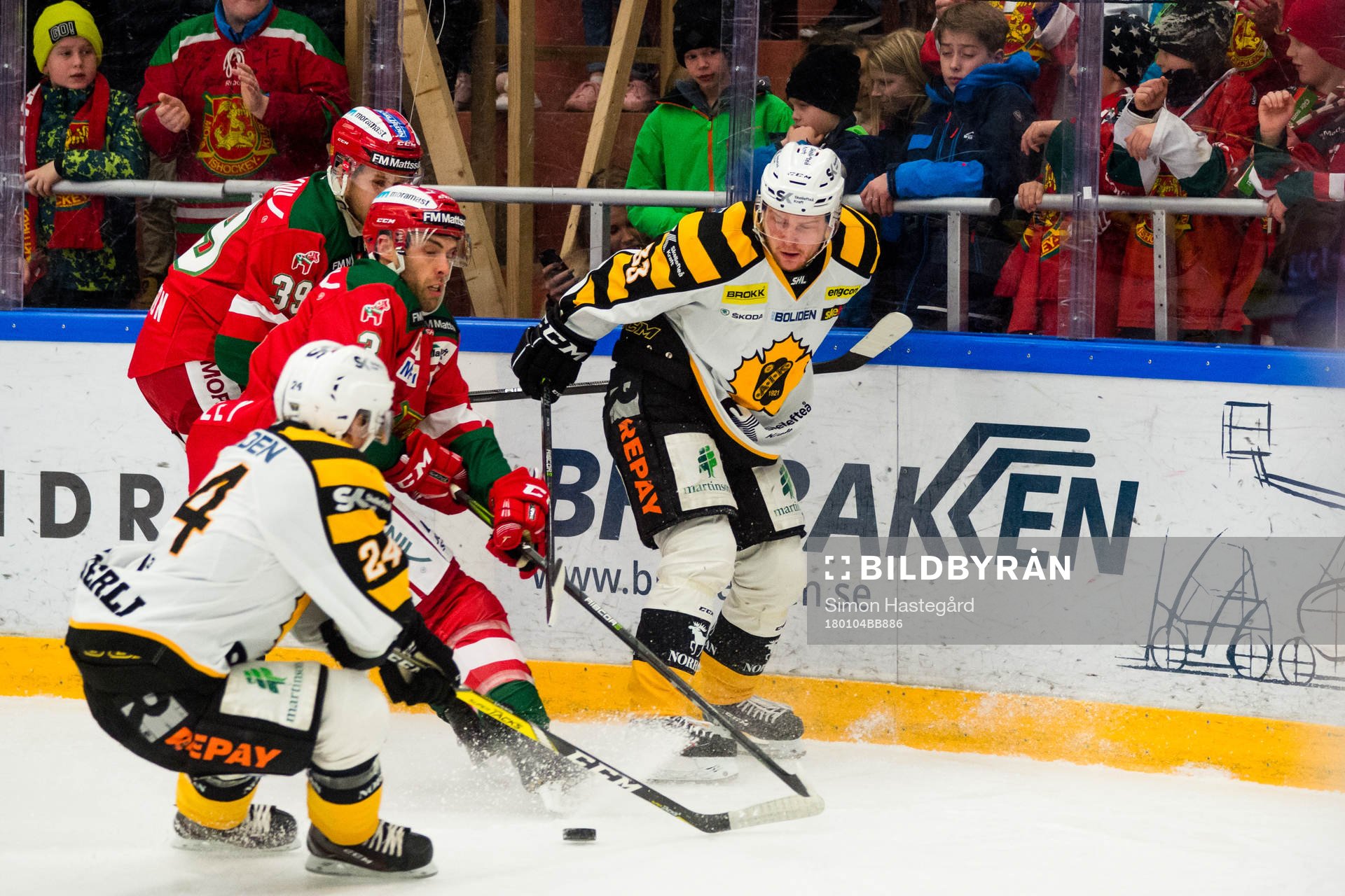 Moras Jacob Nilsson och Brandon Gormley i en kamp mot