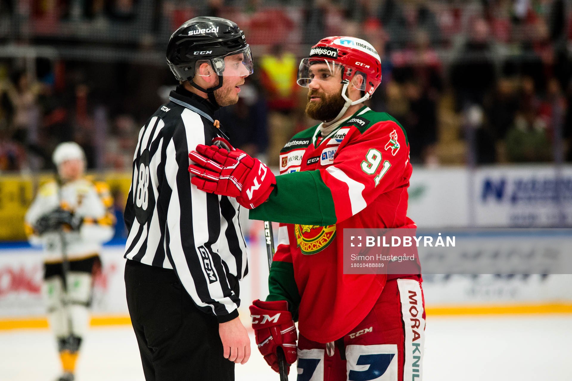 Moras Jacob Lagacé i samtal med Linjedomare Daniel Persson