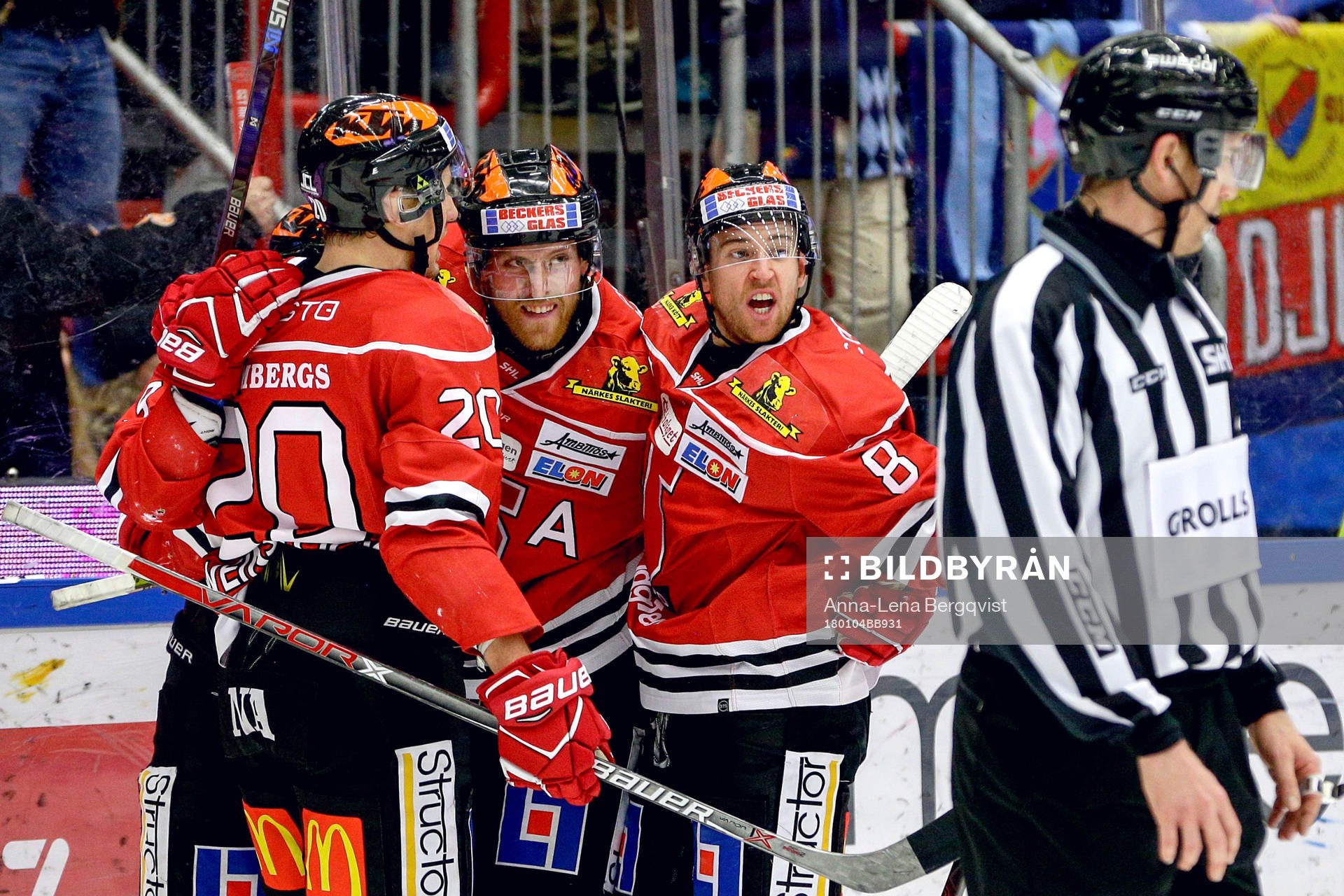 Örebros Joakim Andersson jublar med lagkamrater