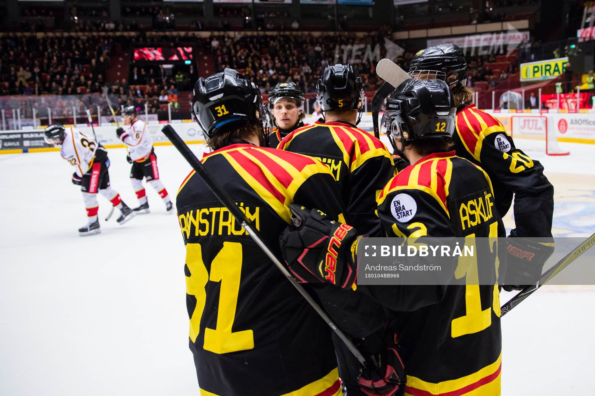 Brynäs Jonathan Granström gör 2-0 och gratuleras av
