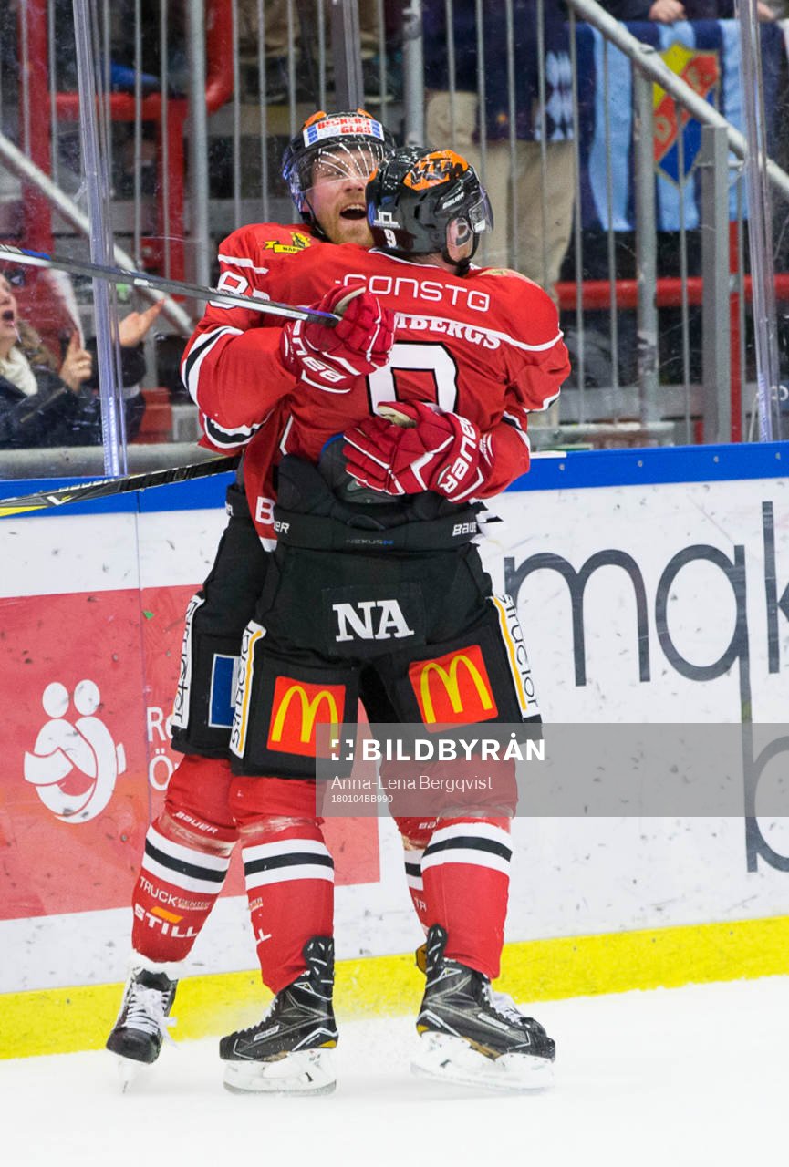 Örebros Joakim Andersson och Tylor Spink jublar