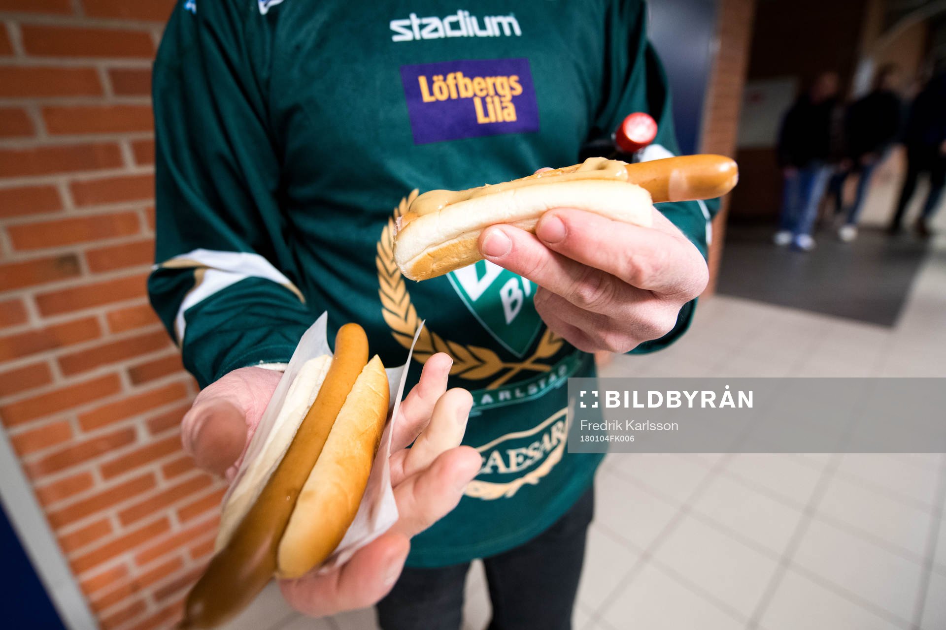 En supporter har köpt två korvar