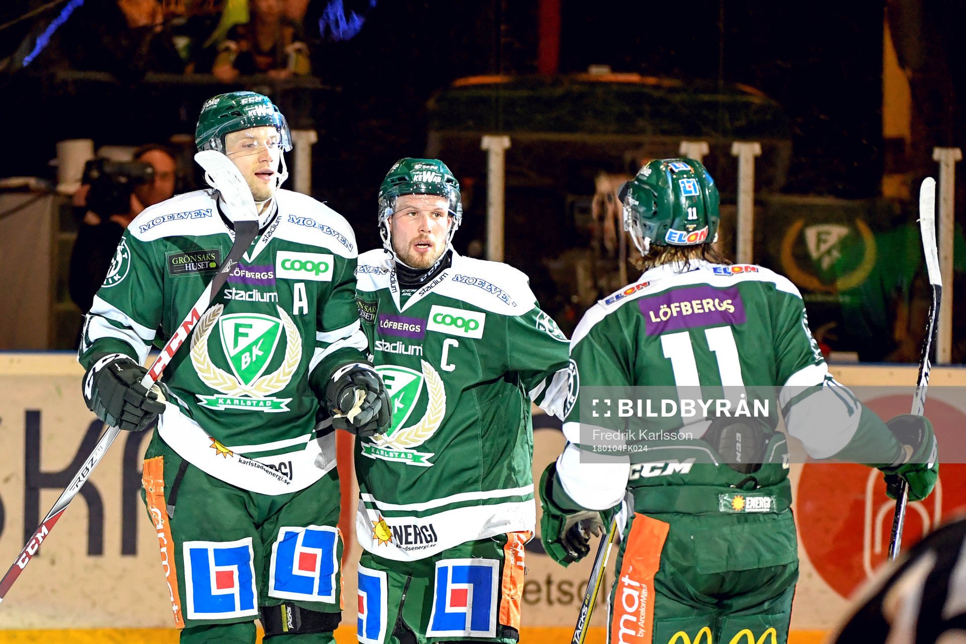 Färjestads Alexander Johansson jublar med lagkamrater