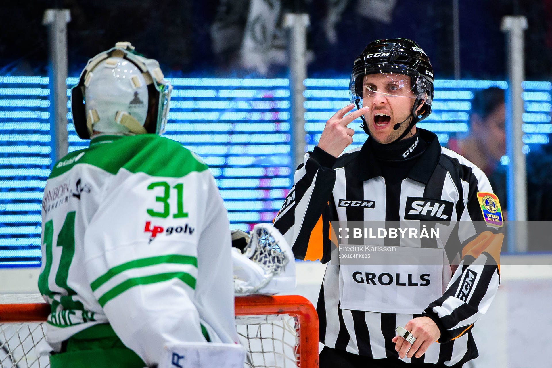 Domare Marcus Linde i samspråk med Rögles målvakt Ville