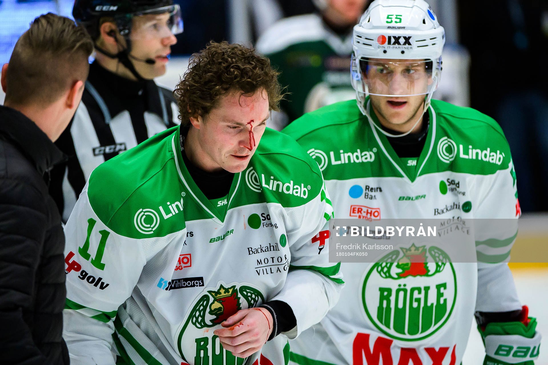 Rögles Bryan Lerg blöder från pappan och blir eskorterad