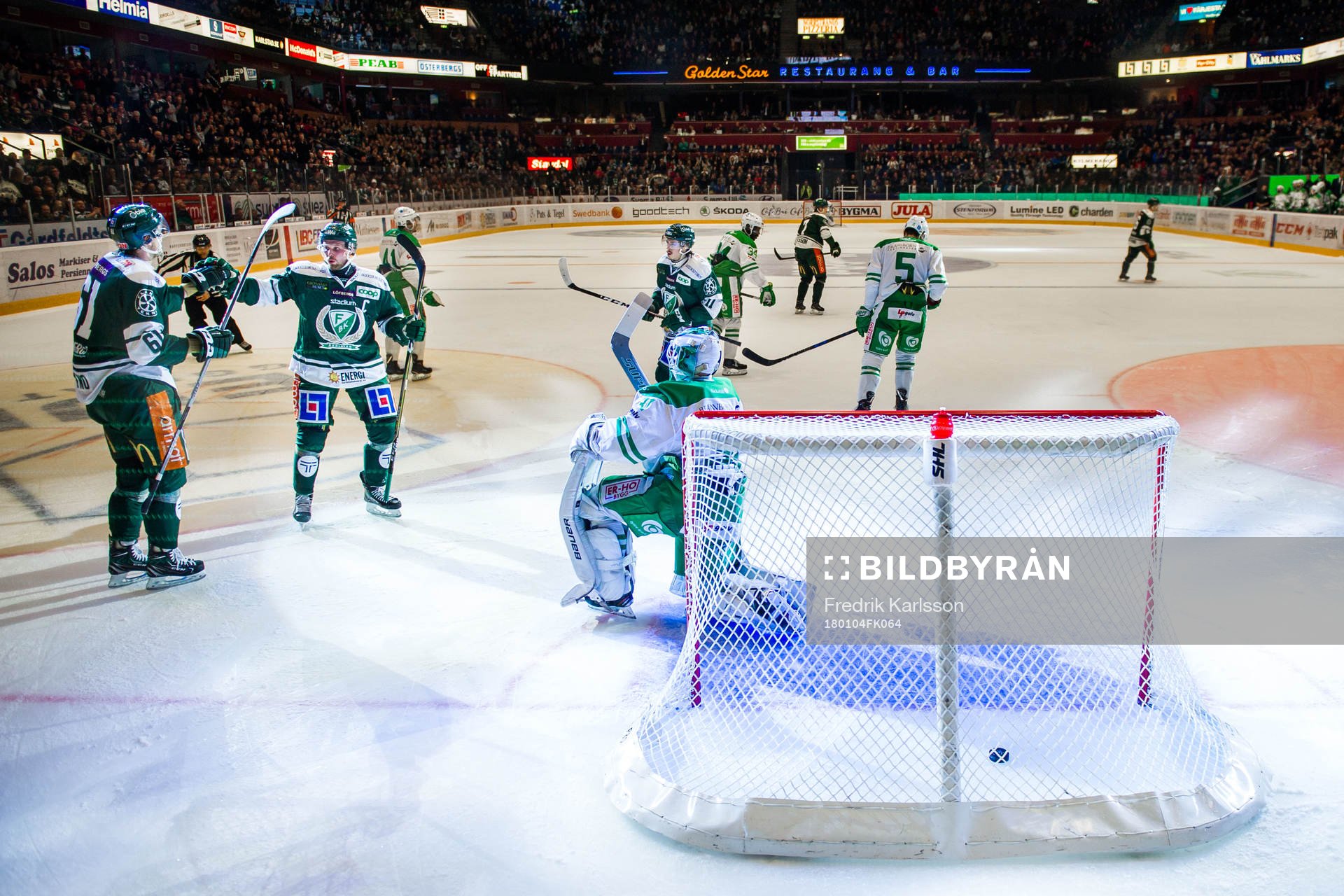 Färjestads Alexander Johansson jublar med Johan Ryno och