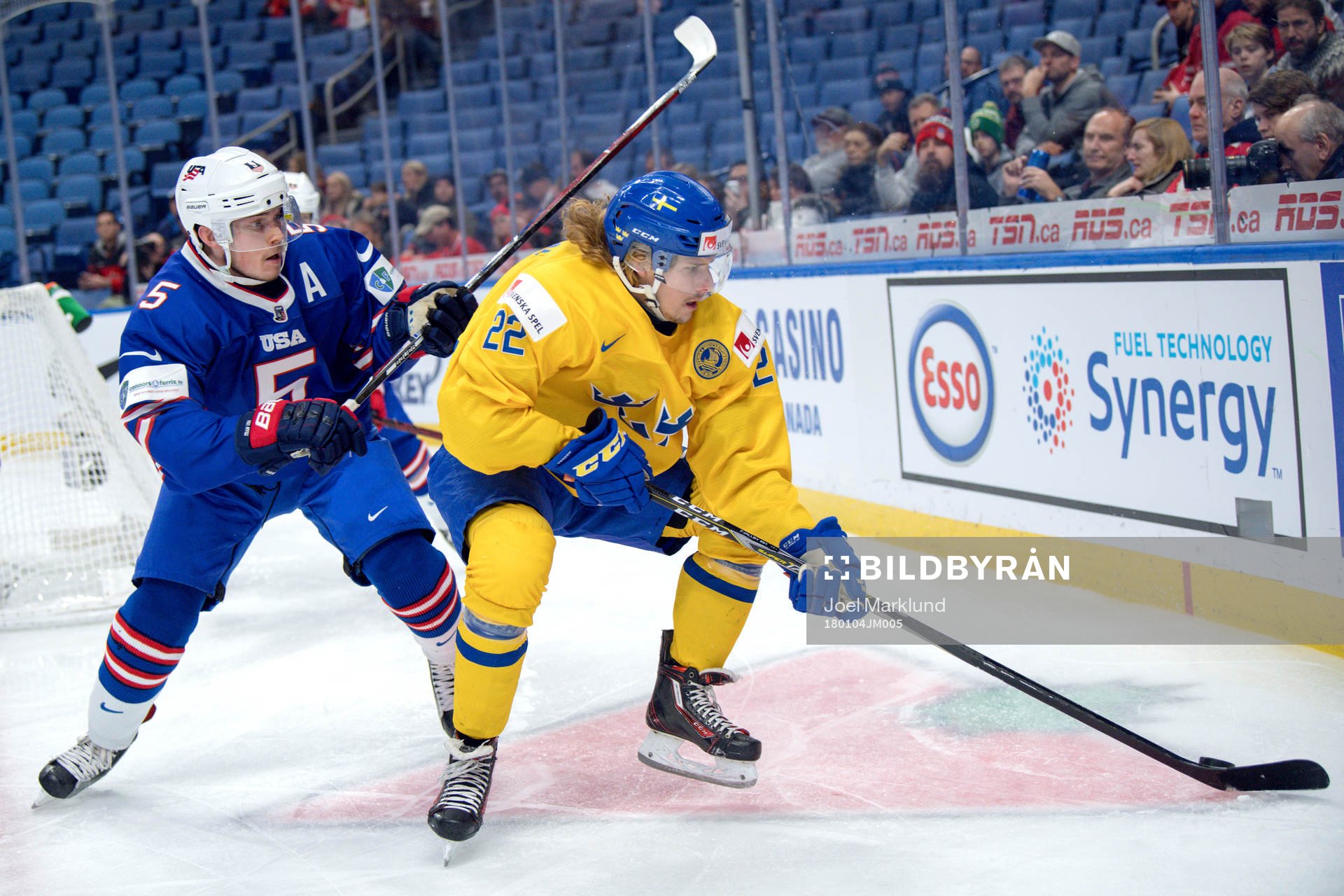 s Ryan Lindgren och Sveriges Axel Jonsson Fjällby