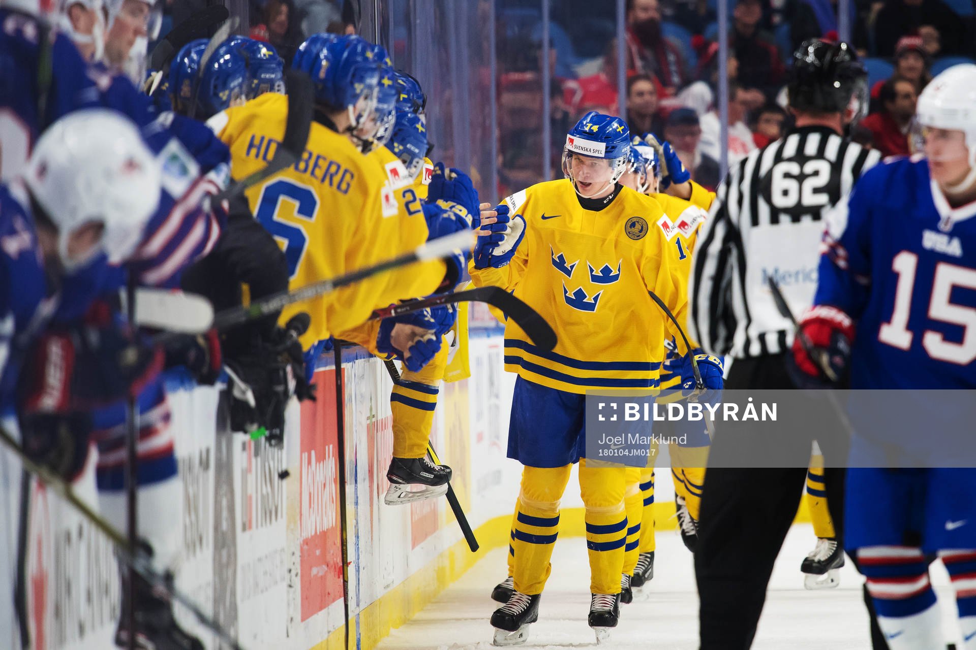 Sveriges Elias Pettersson jublar med lagkamrater