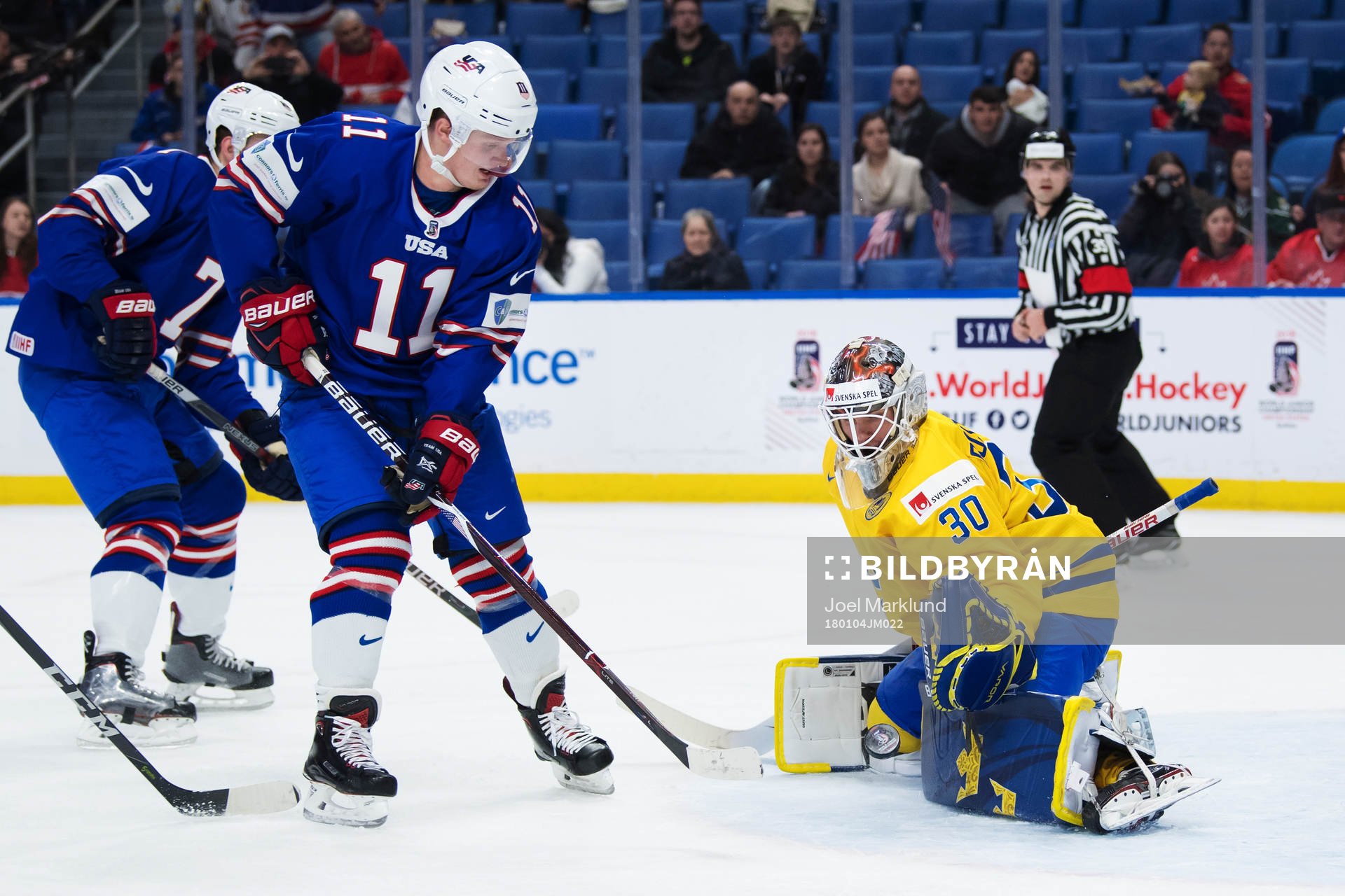 s Casey Mittelstadt missar ett friläge mot Sveriges