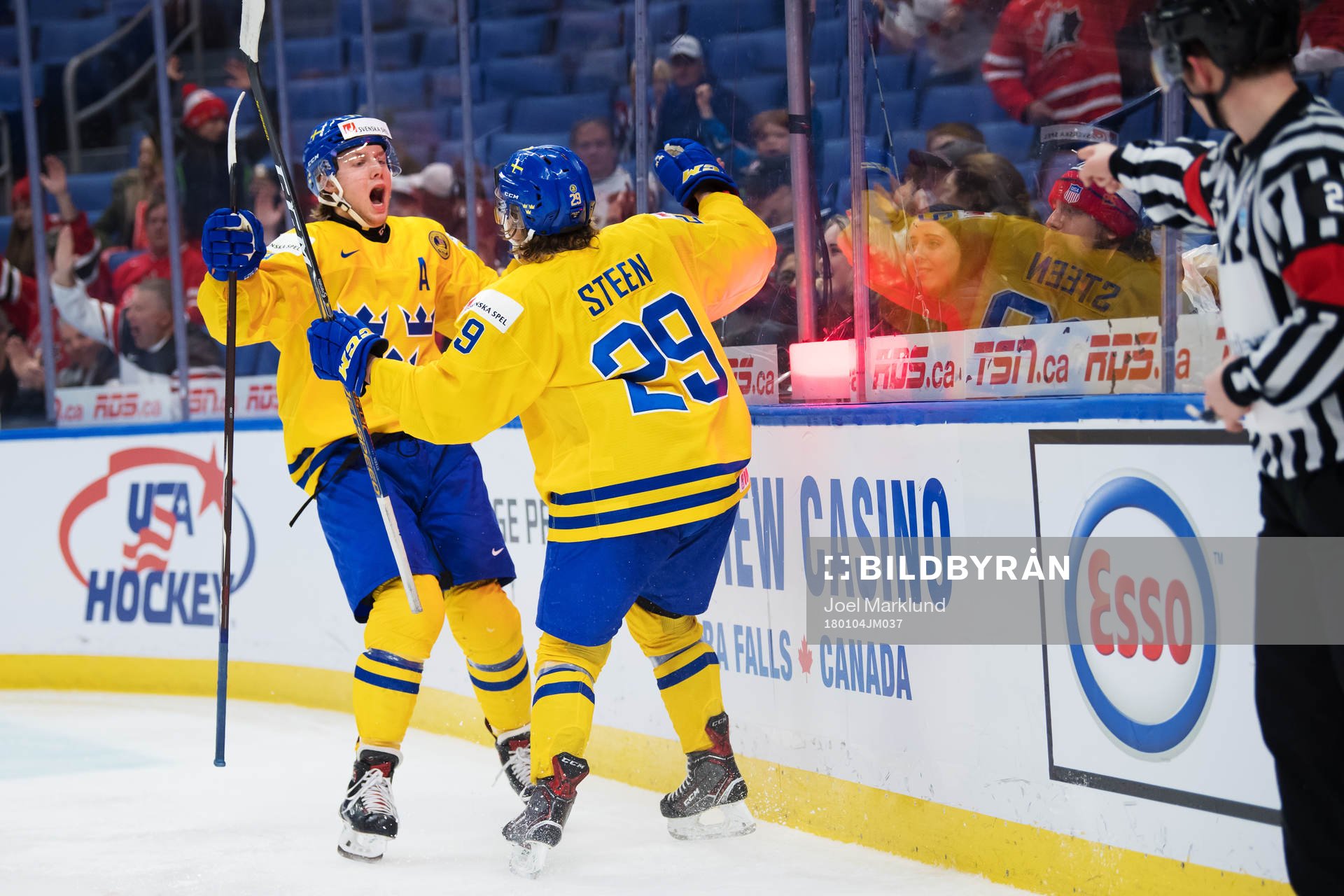 Sveriges Alexander Nylander och Oskar Steen jublar