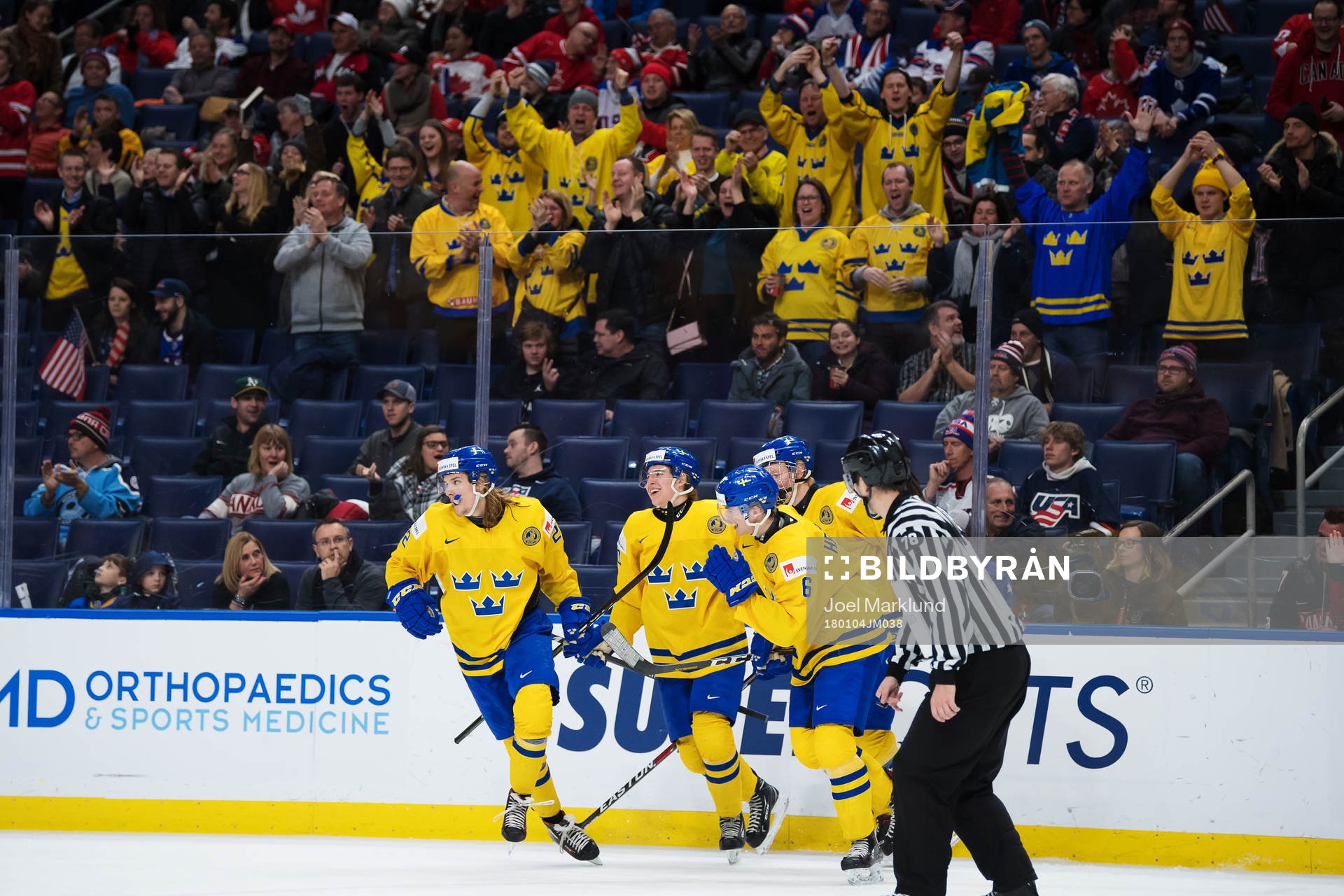 Sveriges Axel Jonsson Fjällby jublar med lagkamrater