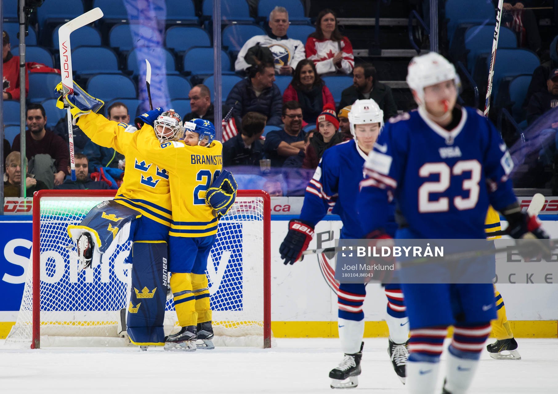 Sveriges målvakt Filip Gustavsson och Erik Brännström