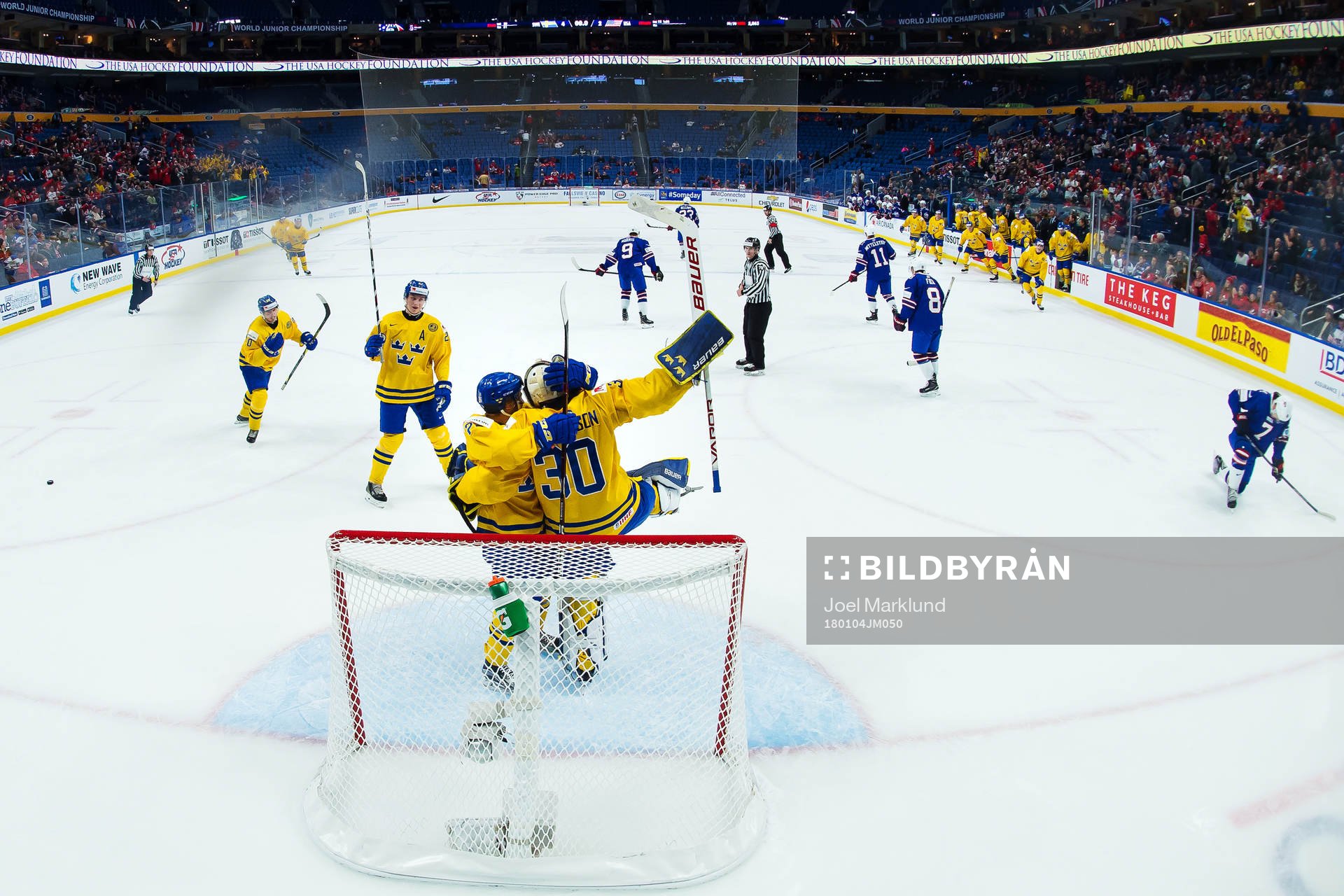 Sveriges målvakt Filip Gustavsson och Erik Brännström