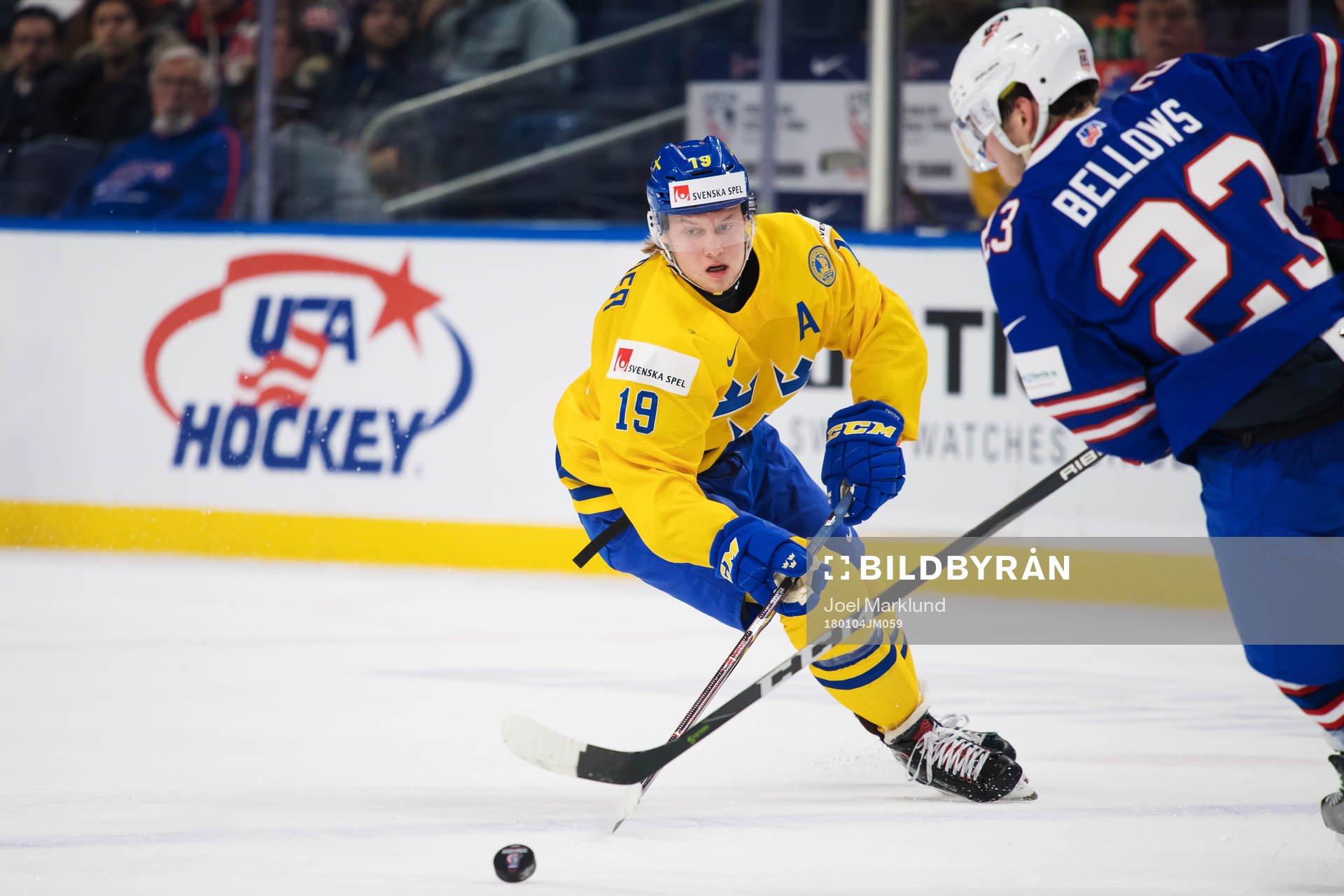 Sveriges Alexander Nylander jagar pucken som kontrolleras