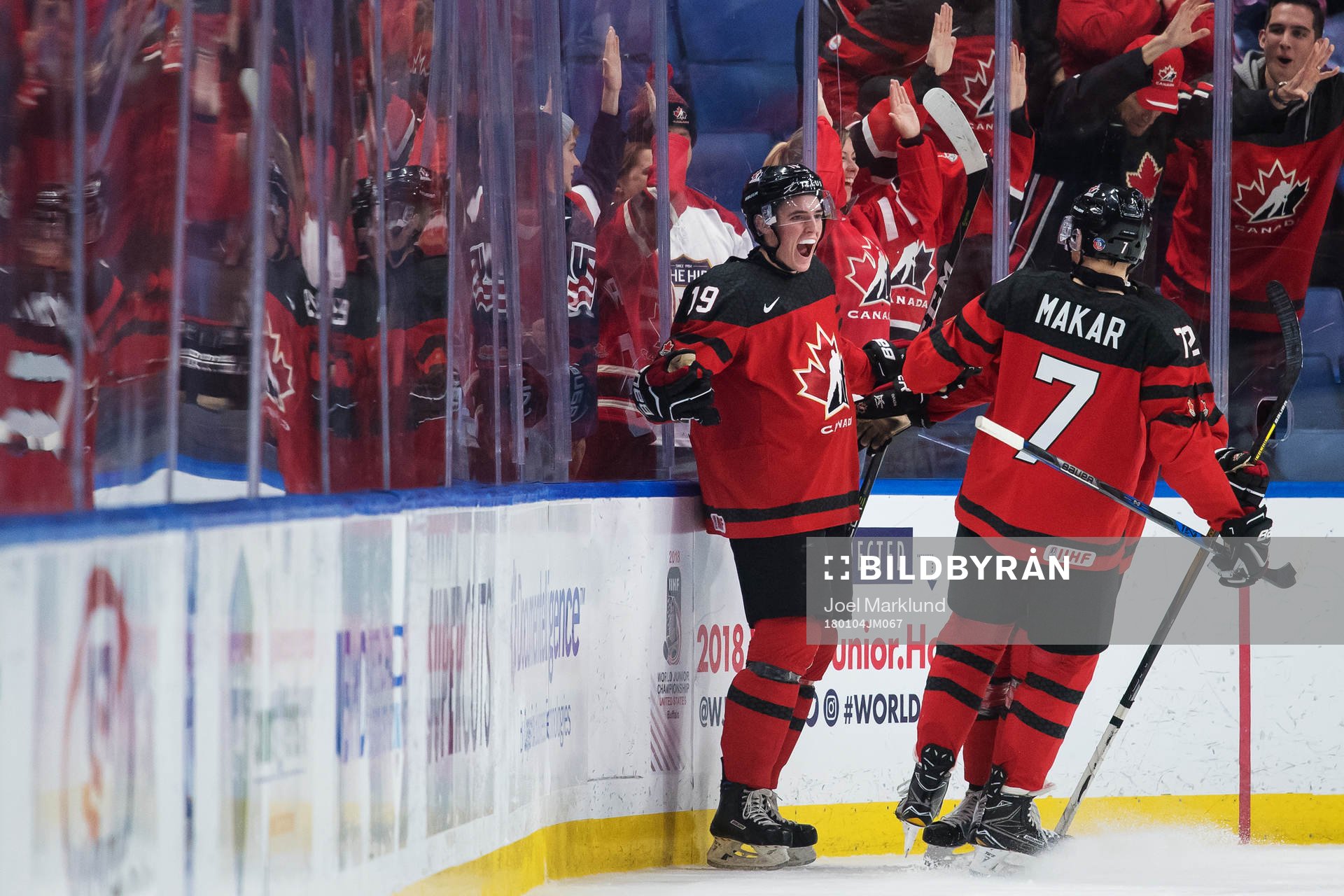 Kanadas Drake Batherson och Cale Makar jublar