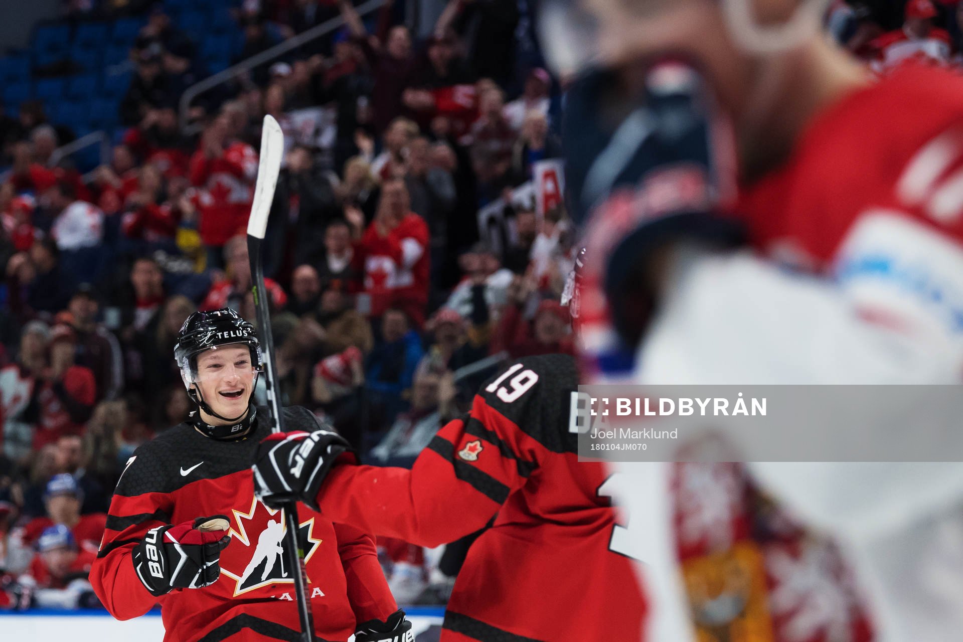 Kanadas Cale Makar och Drake Batherson jublar
