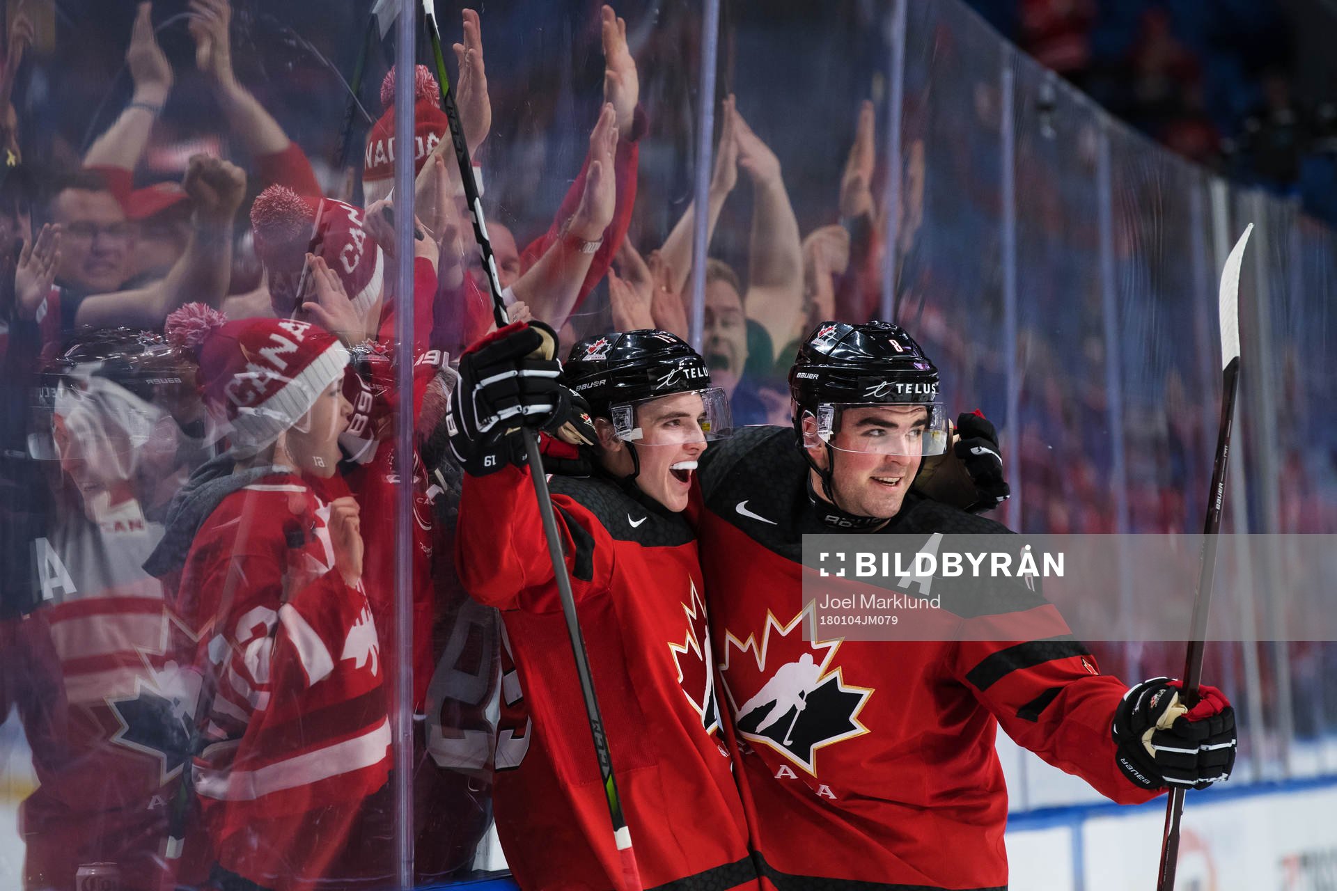 Kanadas Drake Batherson och Dante Fabbro jublar
