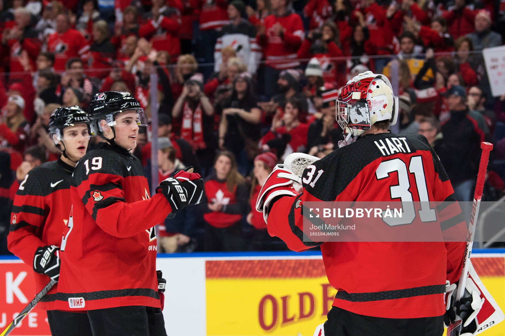 Kanadas Drake Batherson och målvakt Carter Hart jublar