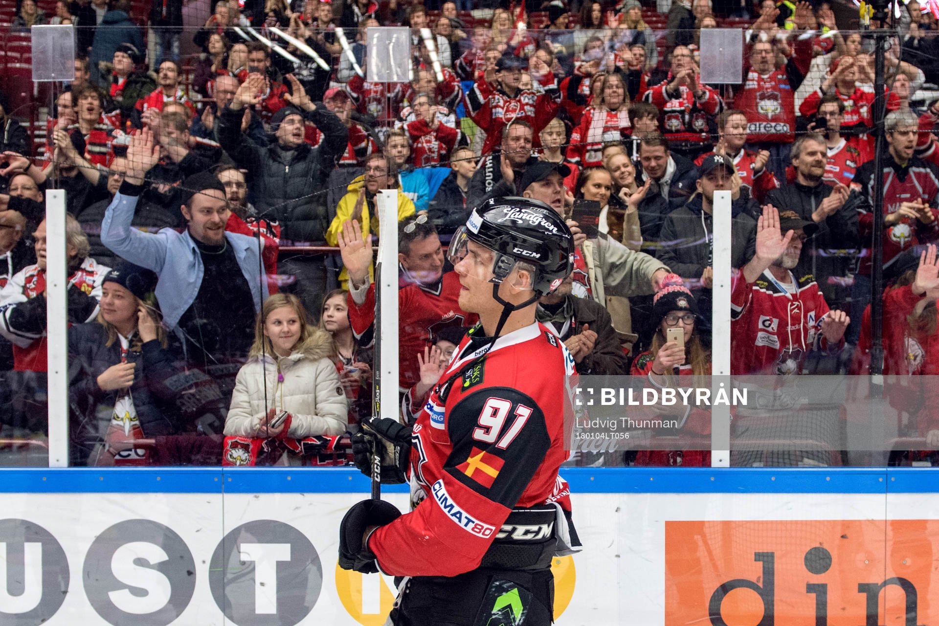 Malmö Redhawks Max Görtz jublar med supportrarna