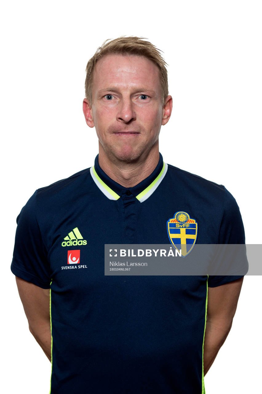Sveriges naprapat Fredrik Larsson under en porträttfotografering på det svenska fotbollslandslagets januariturné den 4 januari 2018 i Abu Dhabi.