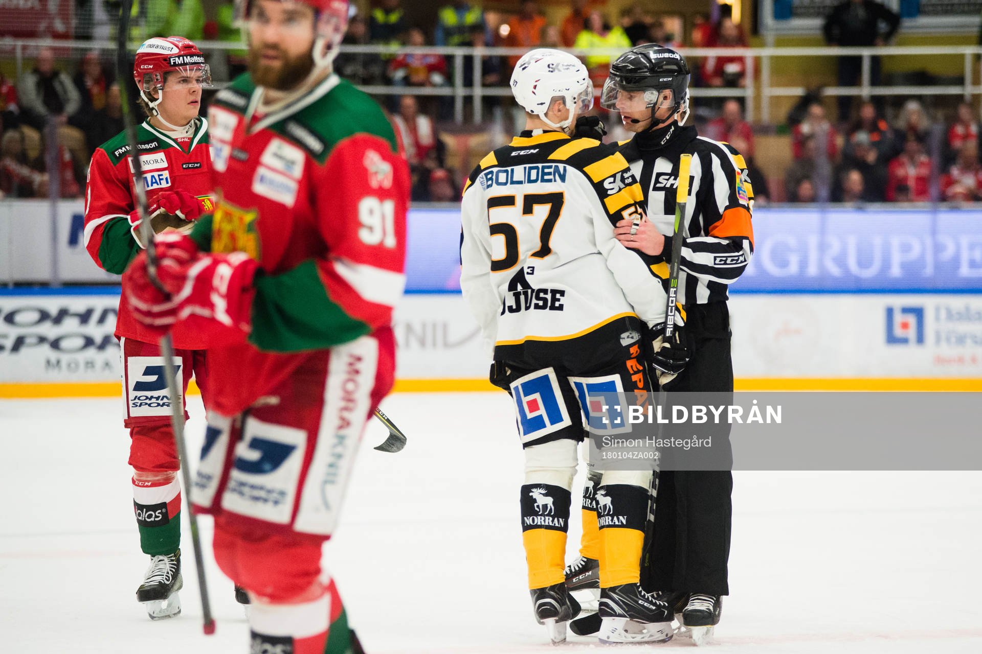 Skellefteås Emil Djuse i samtal med Domare Mikael Andersson