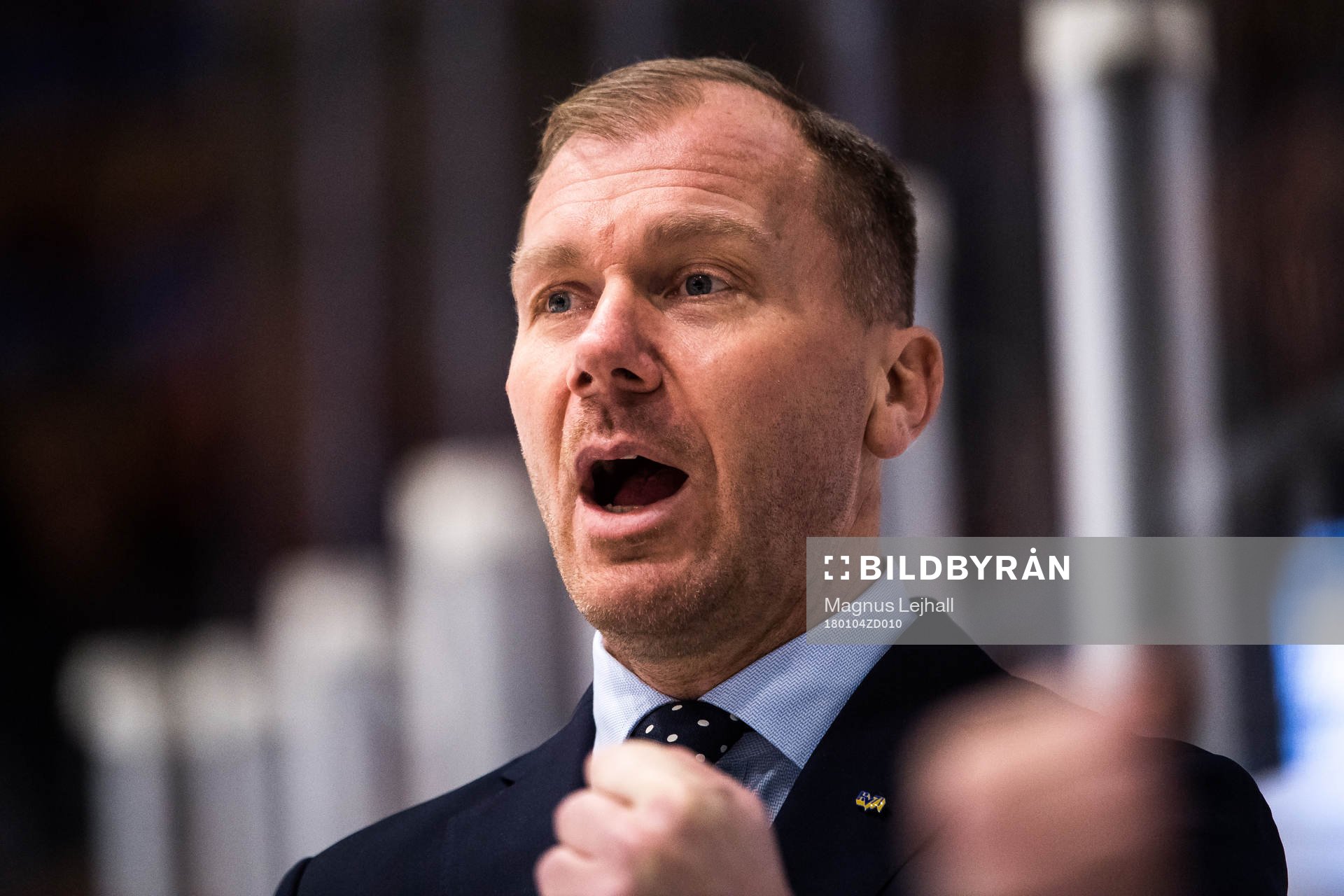 s tränare Johan Lindbom jublar