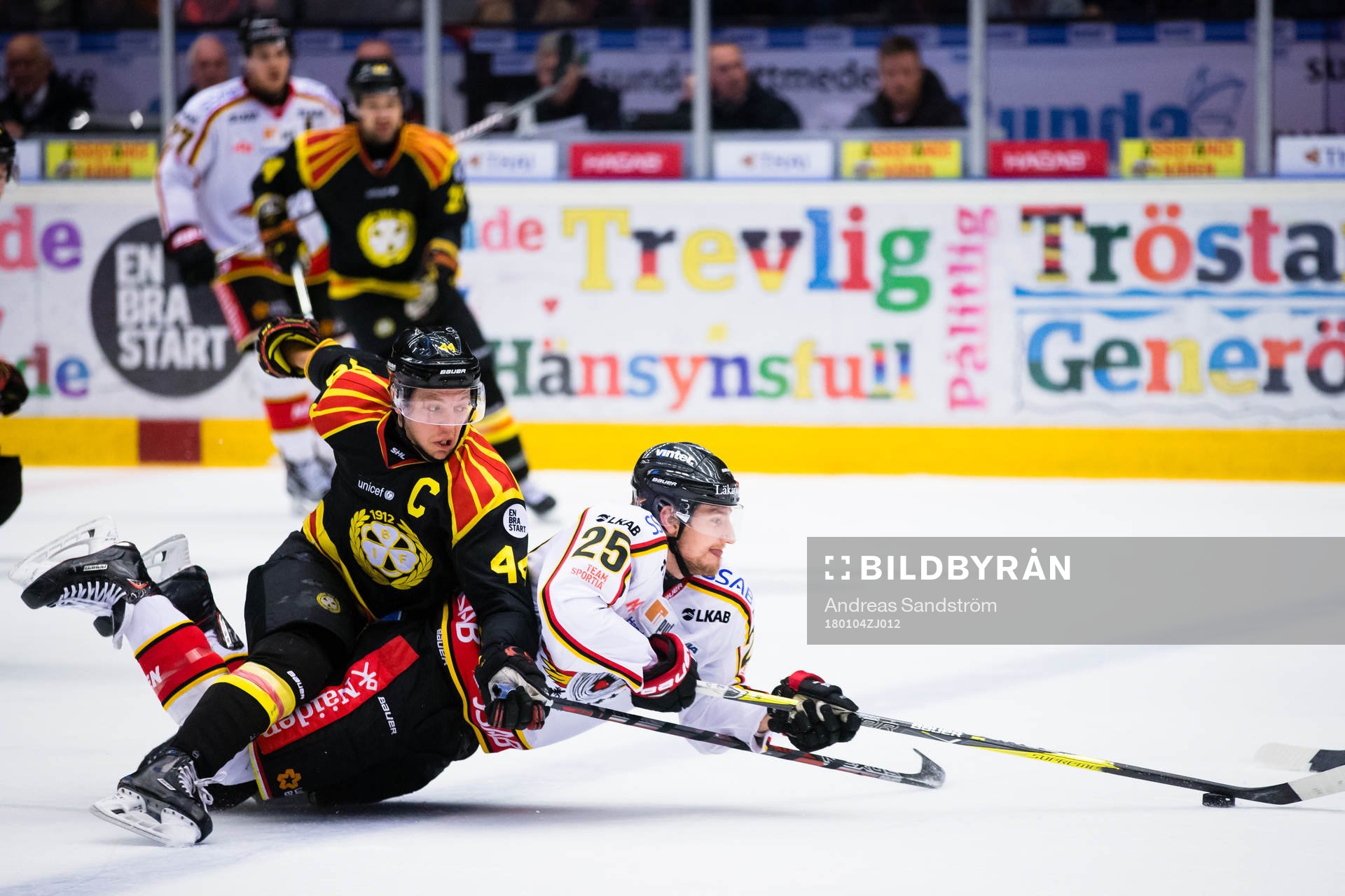 Brynäs Jacob Blomqvist i kamp om pucken med Luleås Anton