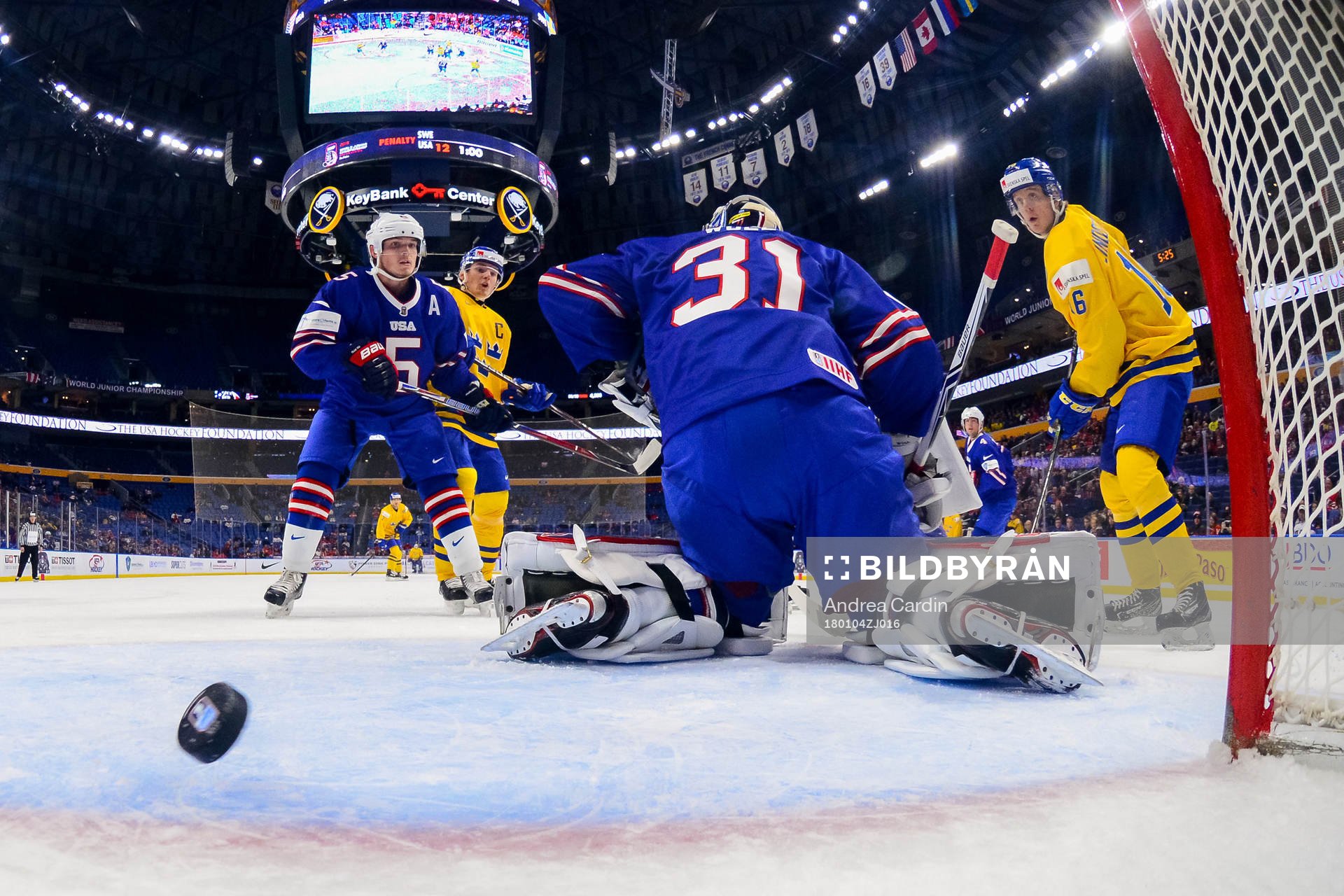 Sveriges Lias Andersson och Linus Lindström ser 1-0-pucken