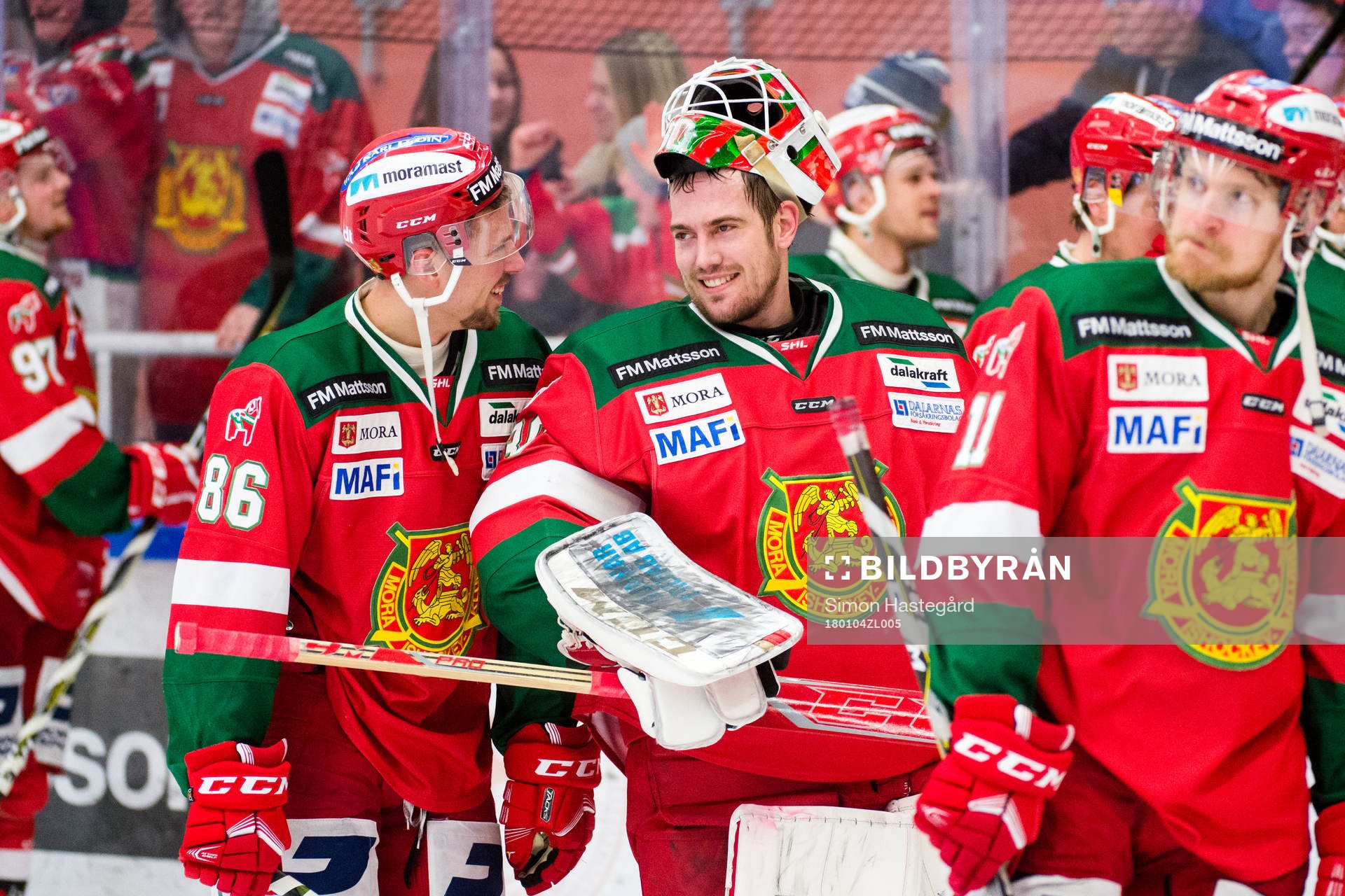 Moras Mathias Bromé och målvakt Mattias Pettersson jublar