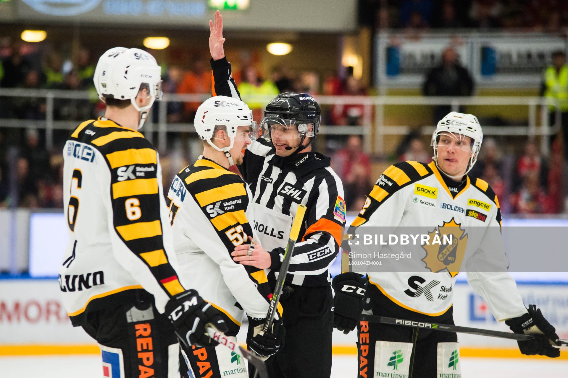 Skellefteås Emil Djuse i samtal med Domare Mikael Andersson
