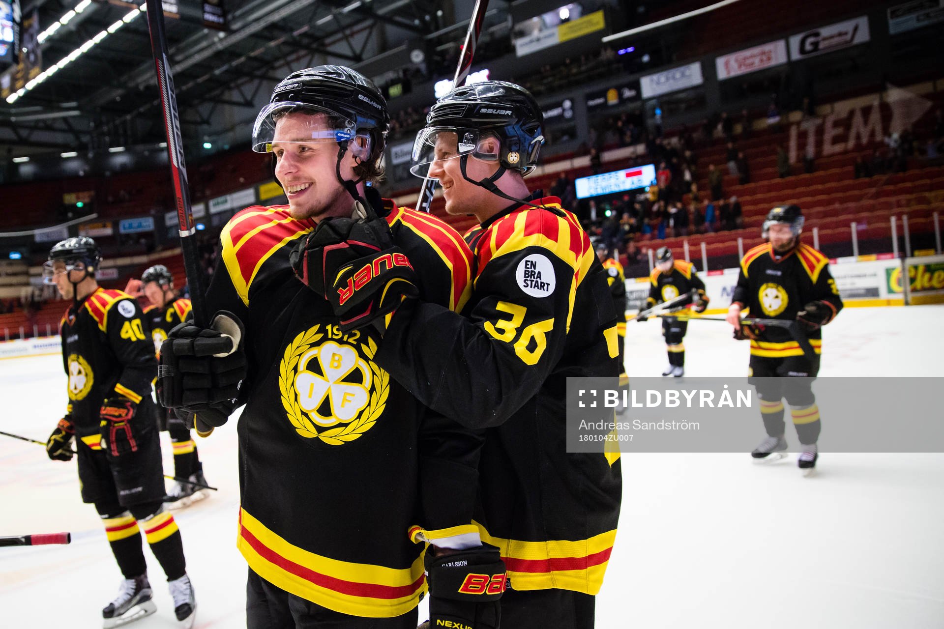 Brynäs Lucas Carlsson firar segern med Linus Ölund (h)