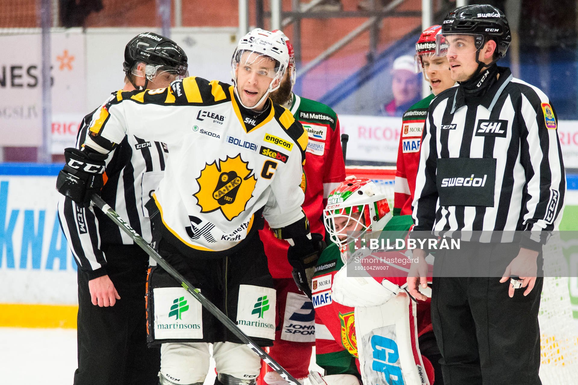 Skellefteås Pontus Petterström och Moras målvakt Mattias