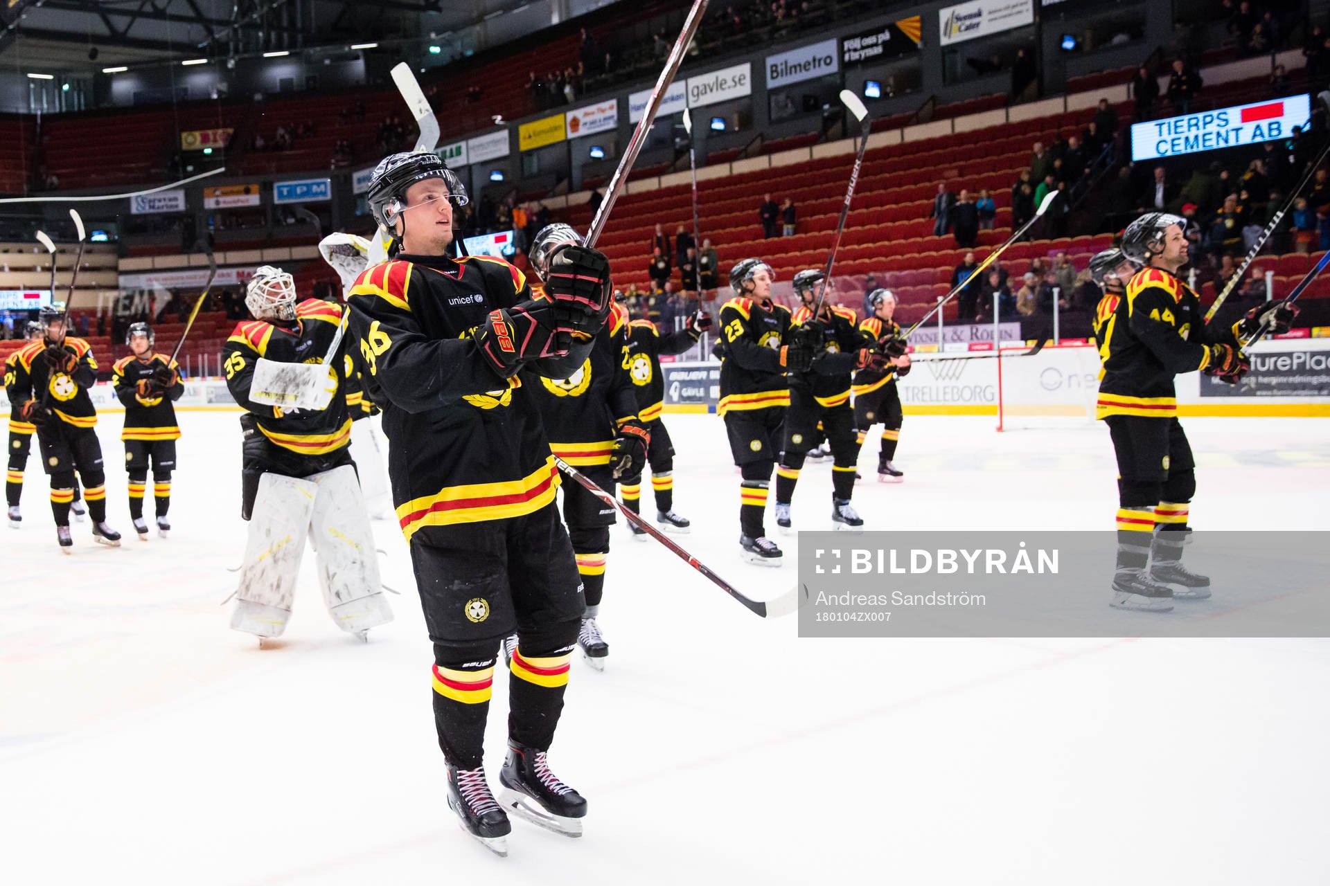 Brynäs med Linus Ölund närmast i bild jublar och tackar