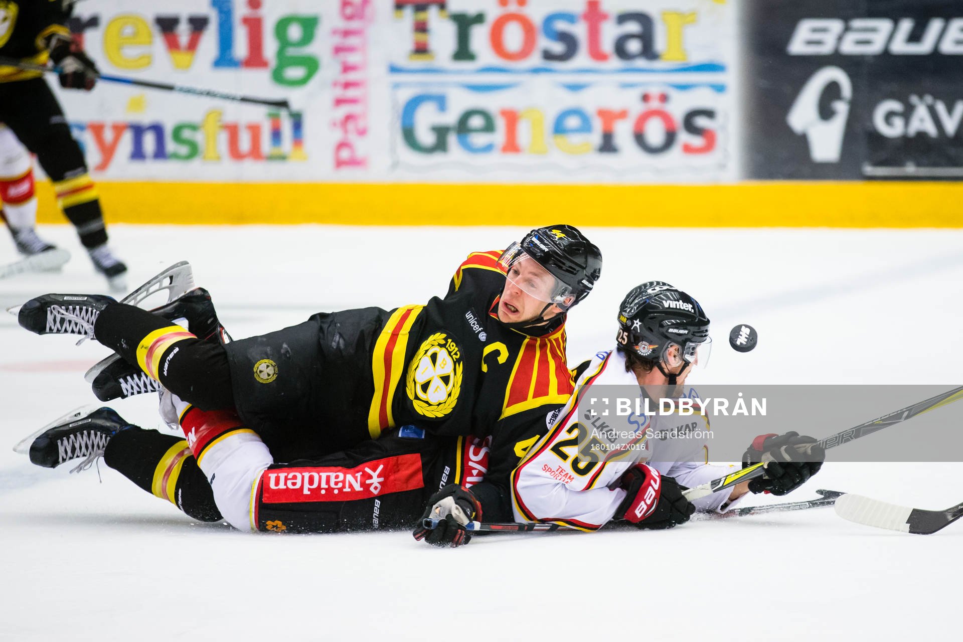 Brynäs Jacob Blomqvist i kamp om pucken med Luleås Anton