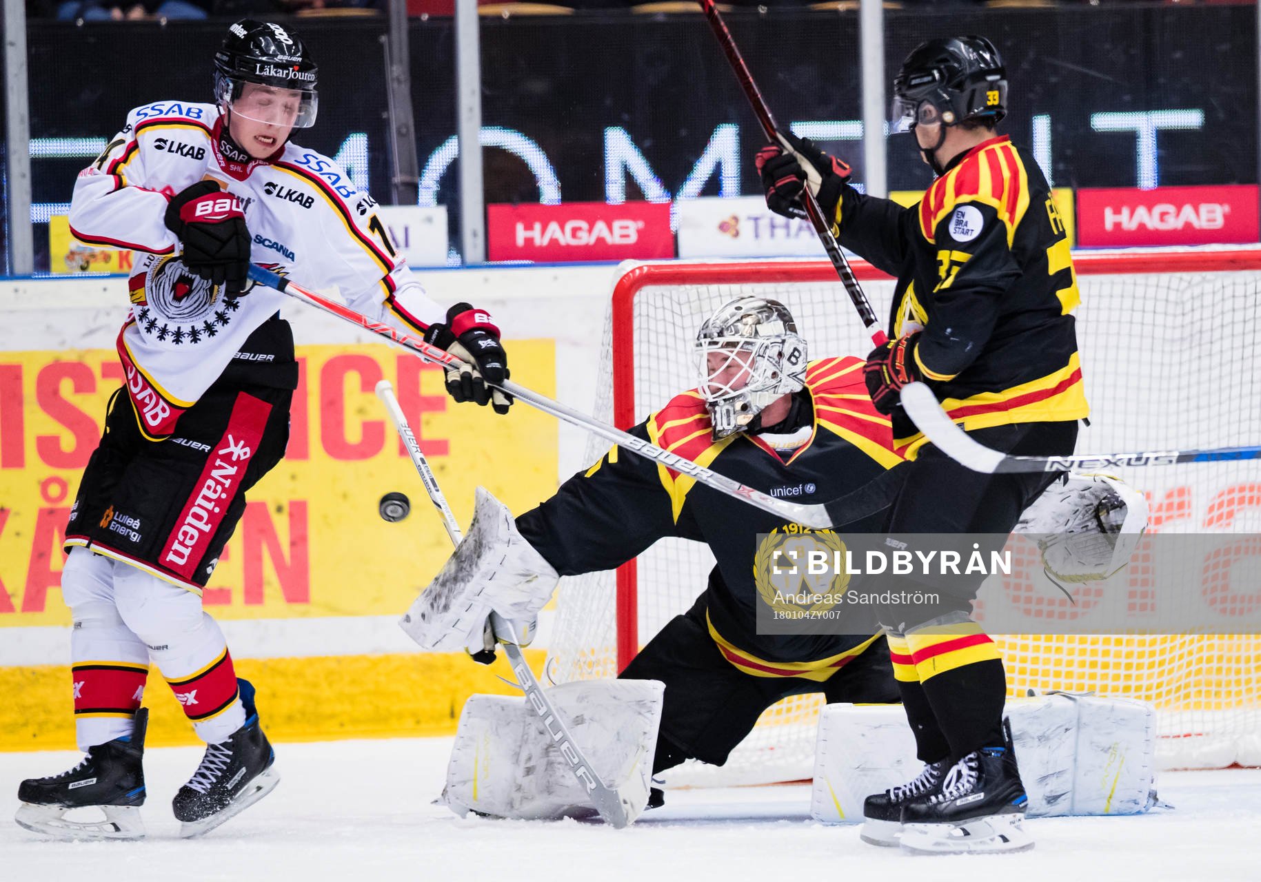 Brynäs målvakt David Rautio med en räddning