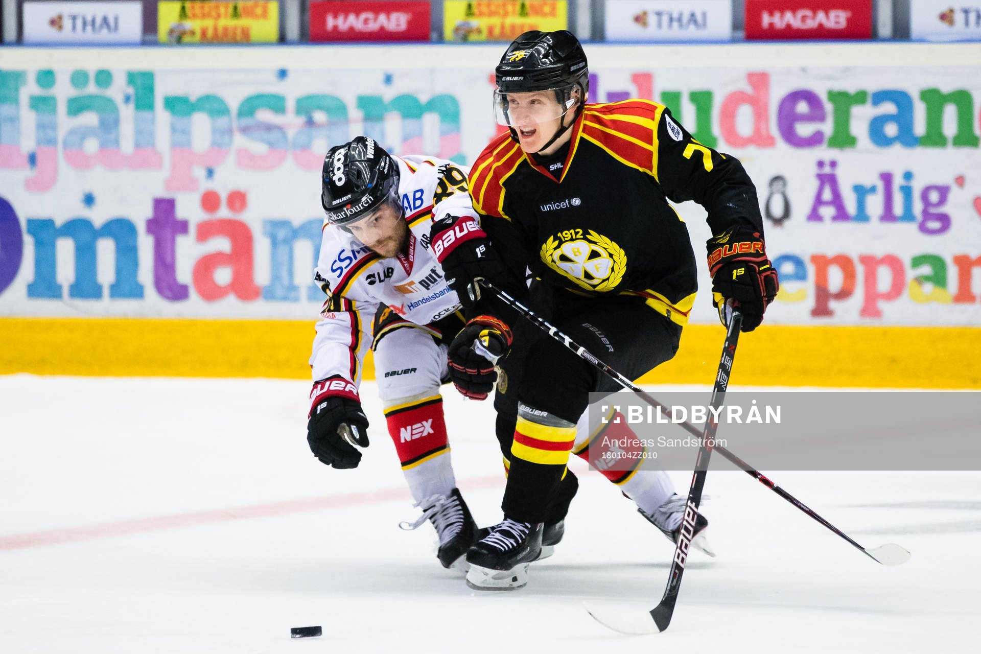 Brynäs Daniel Mannberg tar sig förbi Luleås Ryan Johnston