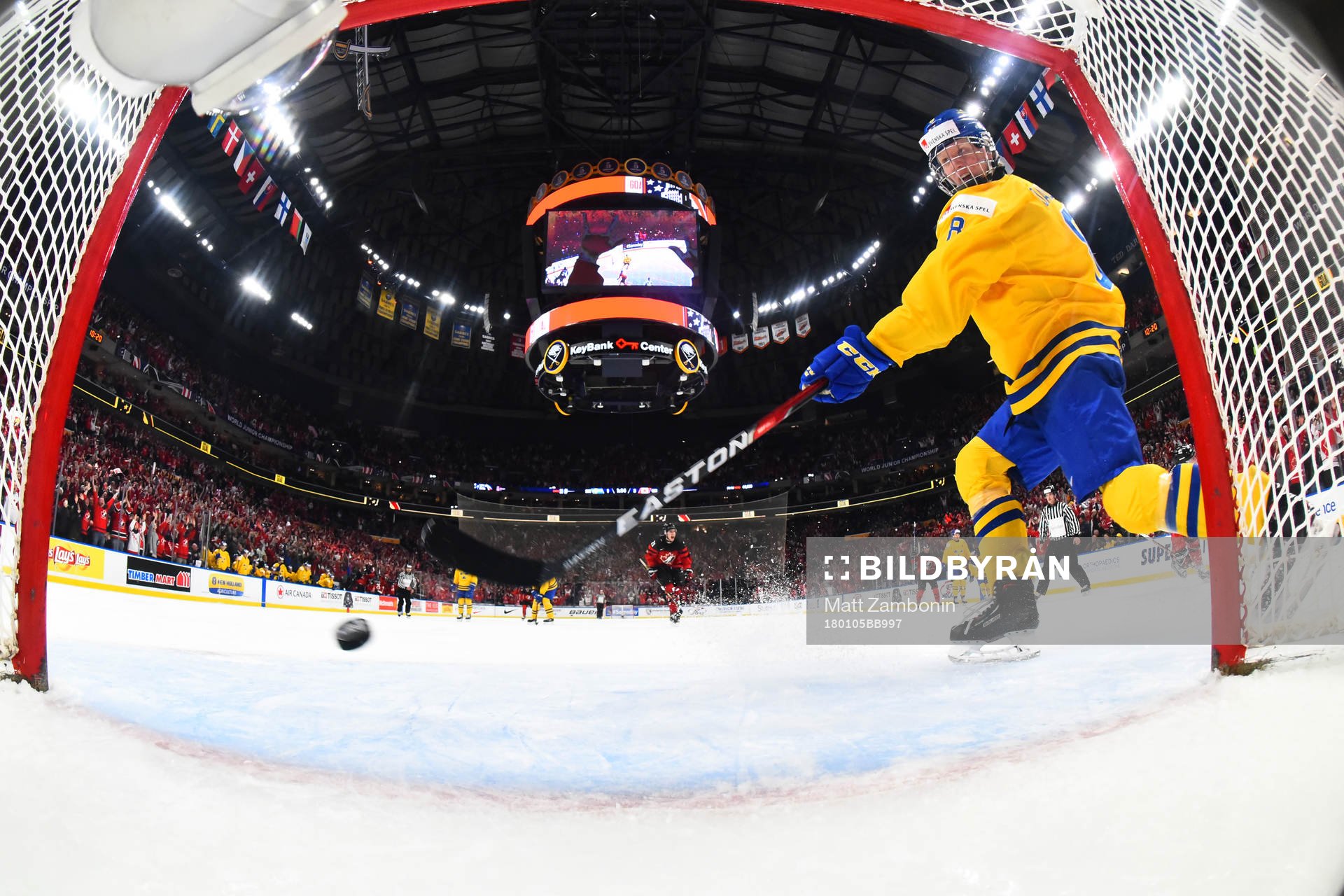 Sveriges Rasmus Dahlin slår undan pucken